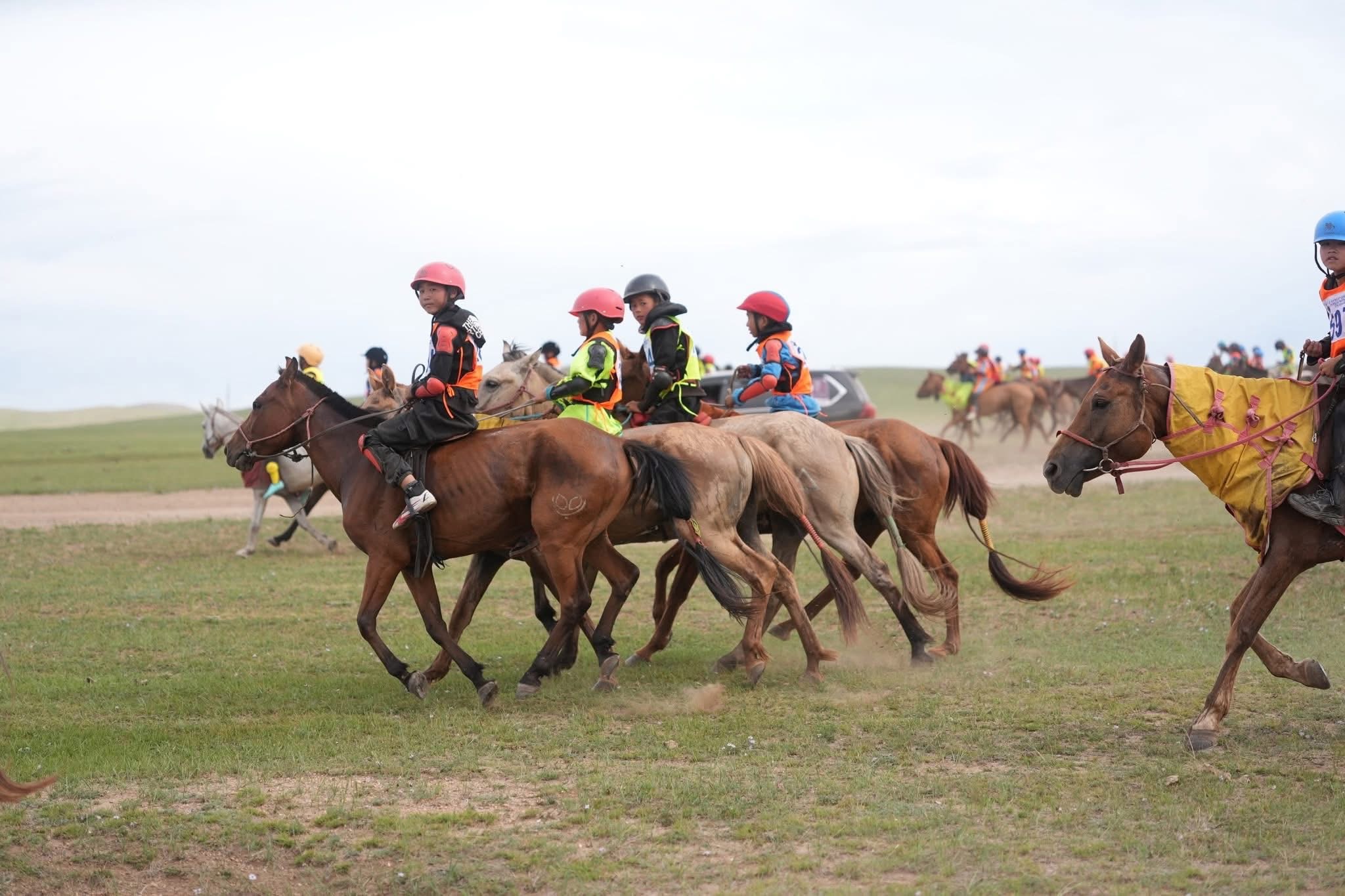 “Их хурд-10” уралдааны үеэр хүүхэд мориноос унаж, хүнд бэртжээ