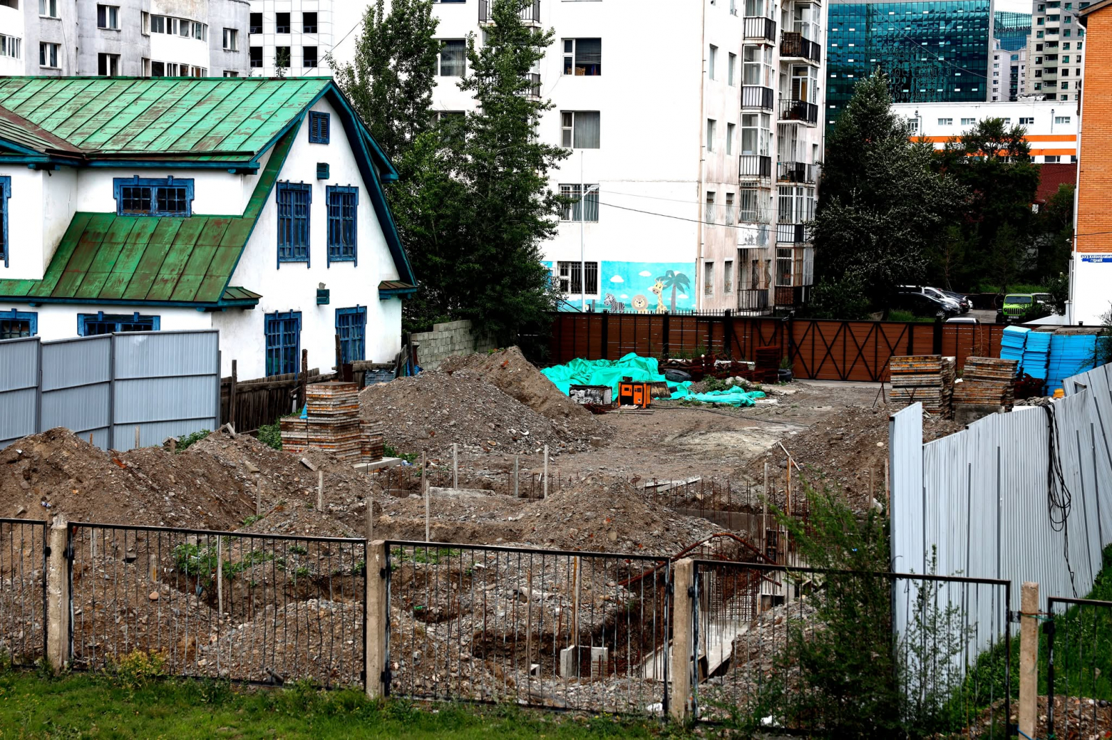 Богд хааны Хүрэн ордны зүүн талын барилгын ажлыг зогсоож, хуулийн дагуу газрыг буцаан авна