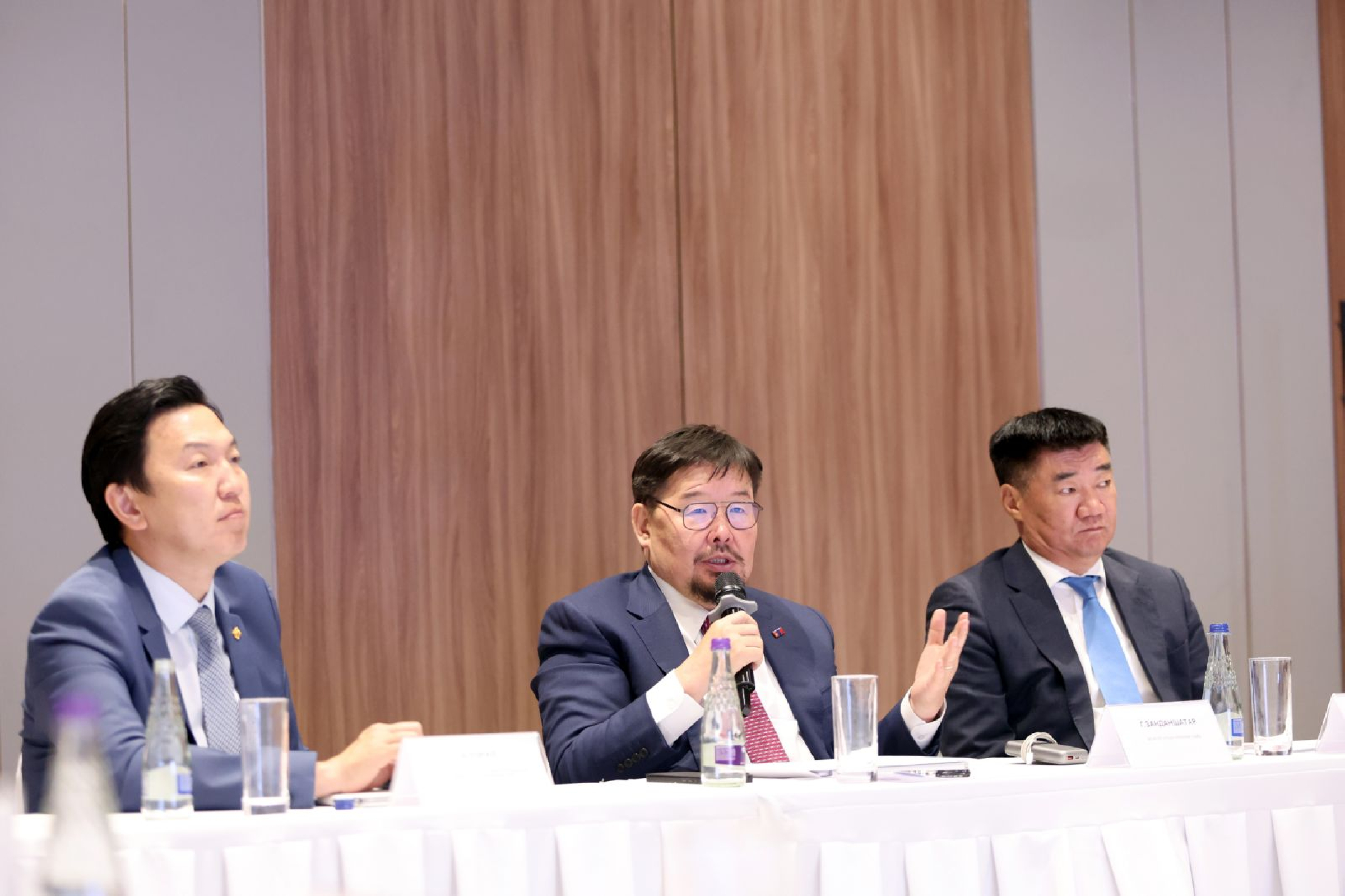 Үндэсний үйлдвэрлэгчдээ дэмжиж, татварын шинэчлэлд өгсөн тэдний саналыг дахин нягтлахыг Сангийн яаманд даалгалаа