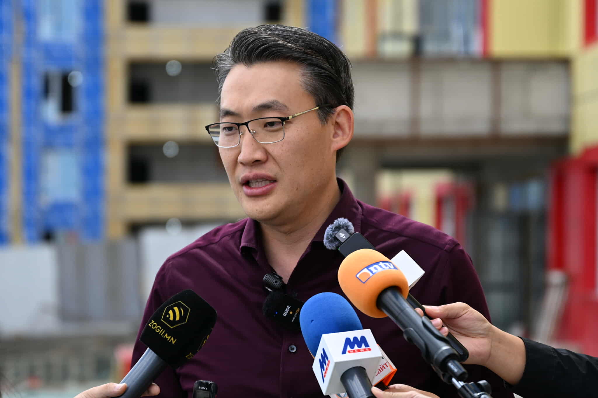 "П.Наранбаяр сайд аа, 15 мянга орчим хүүхэд сандал, ширээгүйн улмаас хичээлдээ явж чадахгүйд хүрлээ"