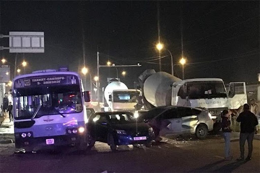 Согтуу жолооч урсгал сөрж, автобус мөргөснөөр зорчигч амиа алджээ