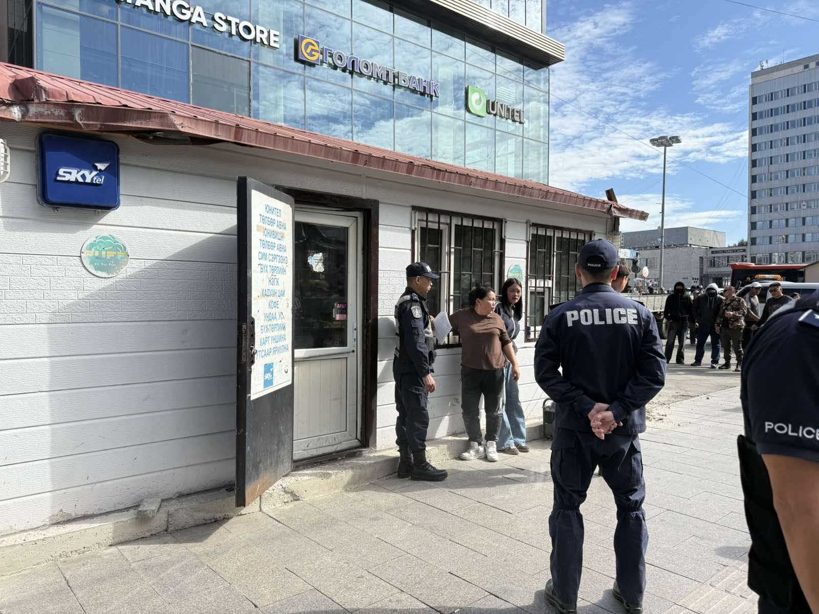 Х.Бат-Ялалт, Г.Одмаа нар 100 гаруй иргэнээс тус бүр 1 сая төгрөгийг “ТҮЦ-ийг нь буцааж байрлуулж өгнө” гэж хэлээд авчээ