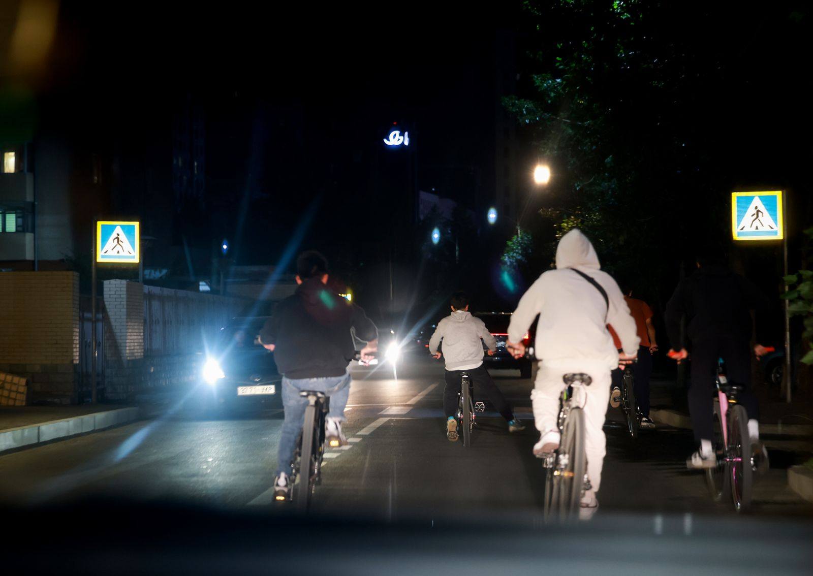 ШӨНИЙН СУРВАЛЖИЛГА: Суррон, мотоцикльтой насанд хүрээгүй хүүхдүүд автозам дээр "нисэж байна"