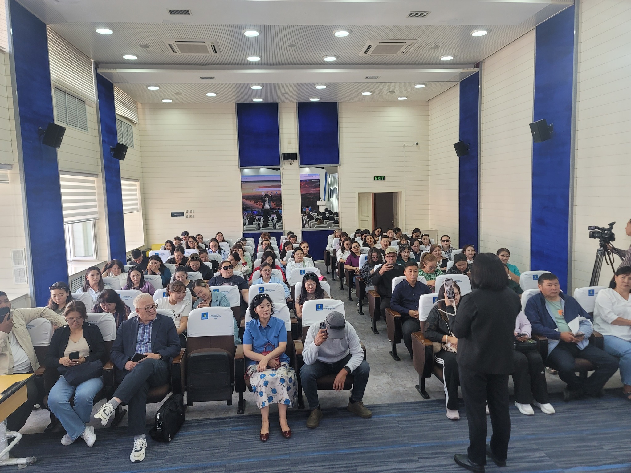 Багш нар цалингаа 1000 ам.долларт хүргэх ёстой гэв