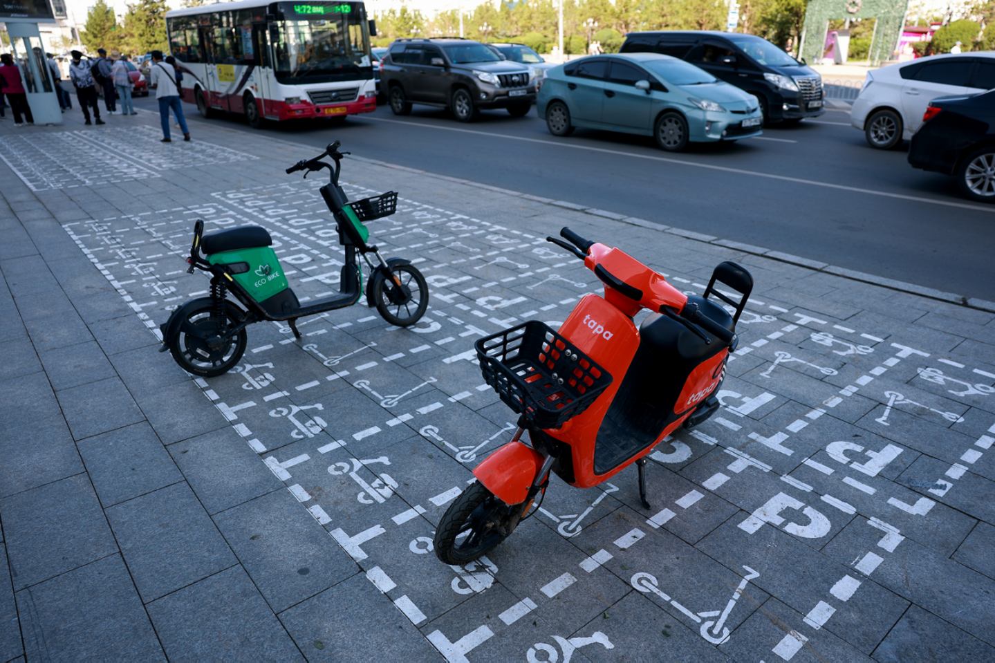 Цахилгаан дугуй, скүүтэрийн зогсоол хийж байна