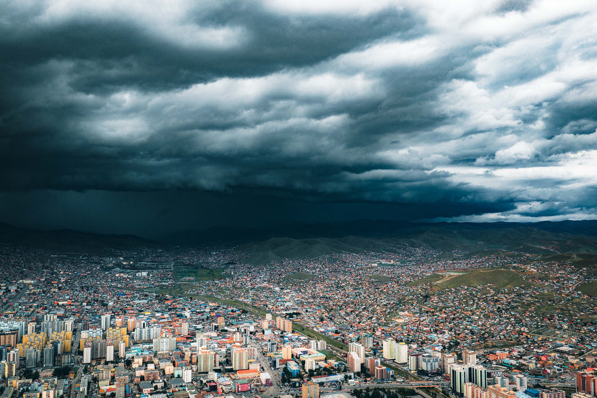 Нийслэл хот орчмоор бага зэргийн аадар бороо орно