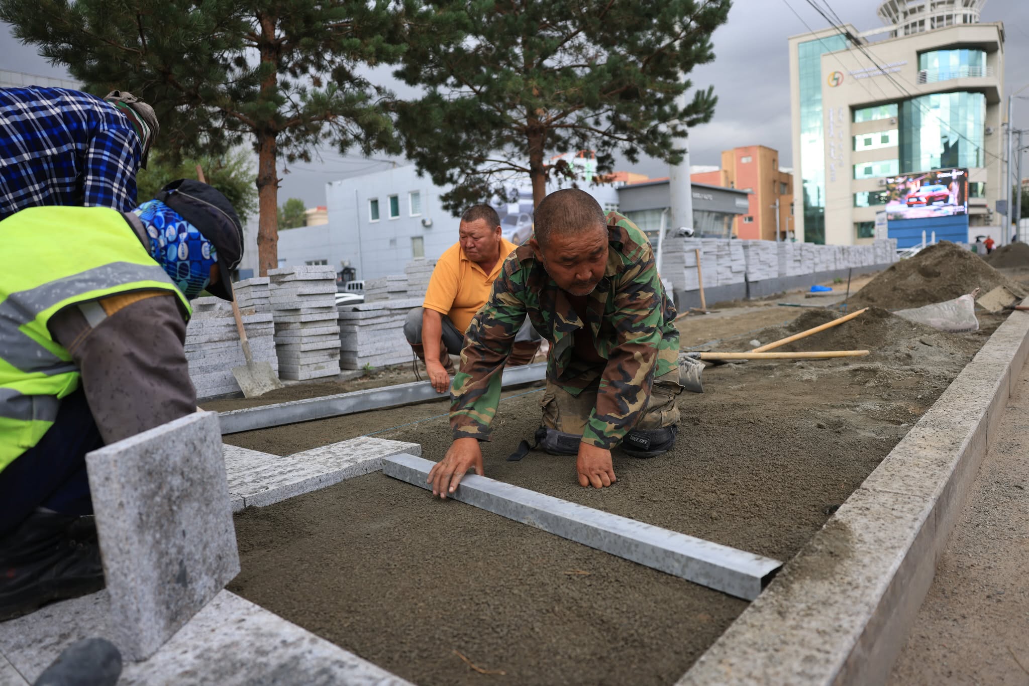 “АПУ” ХХК-ийн уулзвараас Яармагийн гүүр хүртэлх урд хэсгийн явган замын ажил ирэх сарын 20-нд дуусна