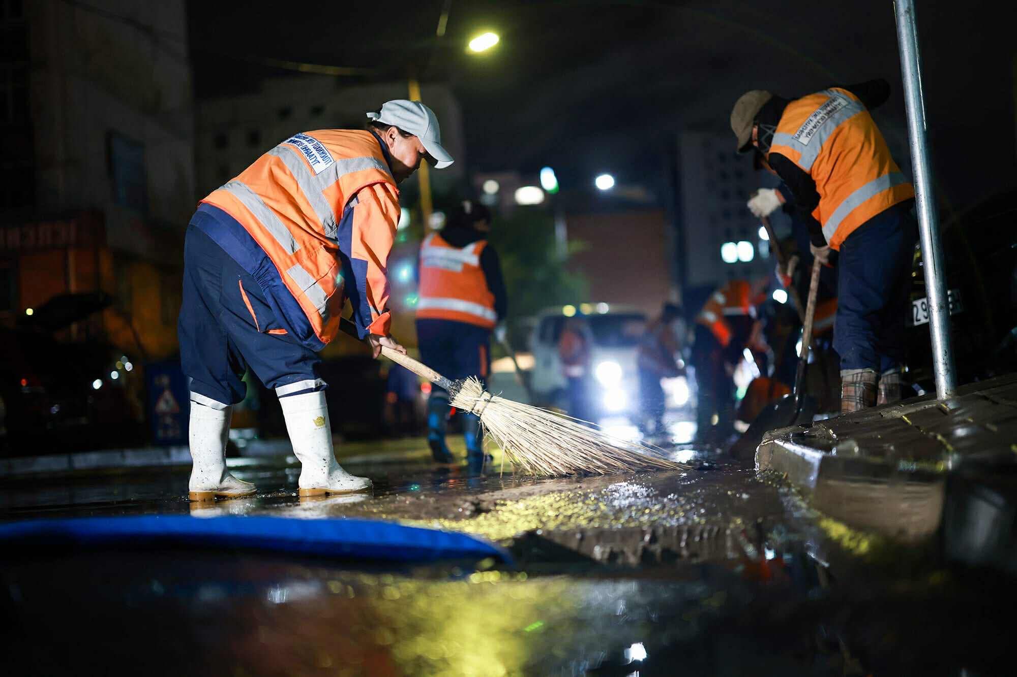 ТҮК-ийн 1150 ажилтан нийтийн эзэмшлийн гудамж, талбайг цэвэрлэж байна