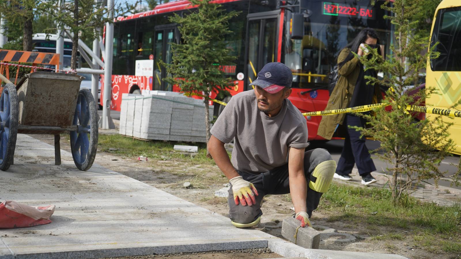 Маршалын гүүрнээс "Централ тауэр"-ын уулзвар хүртэлх баруун талын 3.7 км явган хүний зам шинэчлэлийн ажлыг ирэх сарын 1-нд дуусгана
