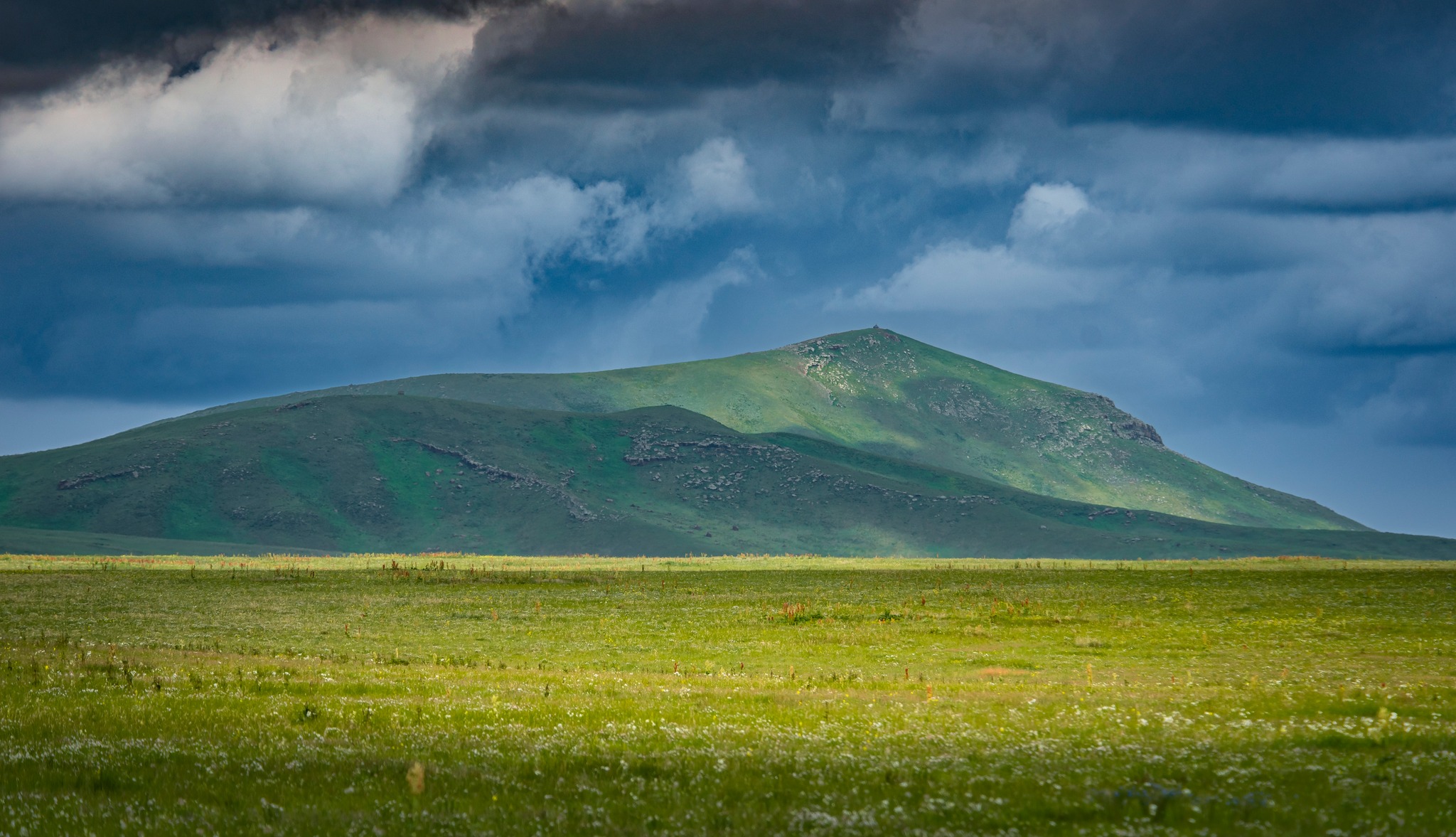 Зүүн аймгуудын нутгийн зүүн хэсгээр бороо, дуу цахилгаантай аадар бороо, мөндөр орно