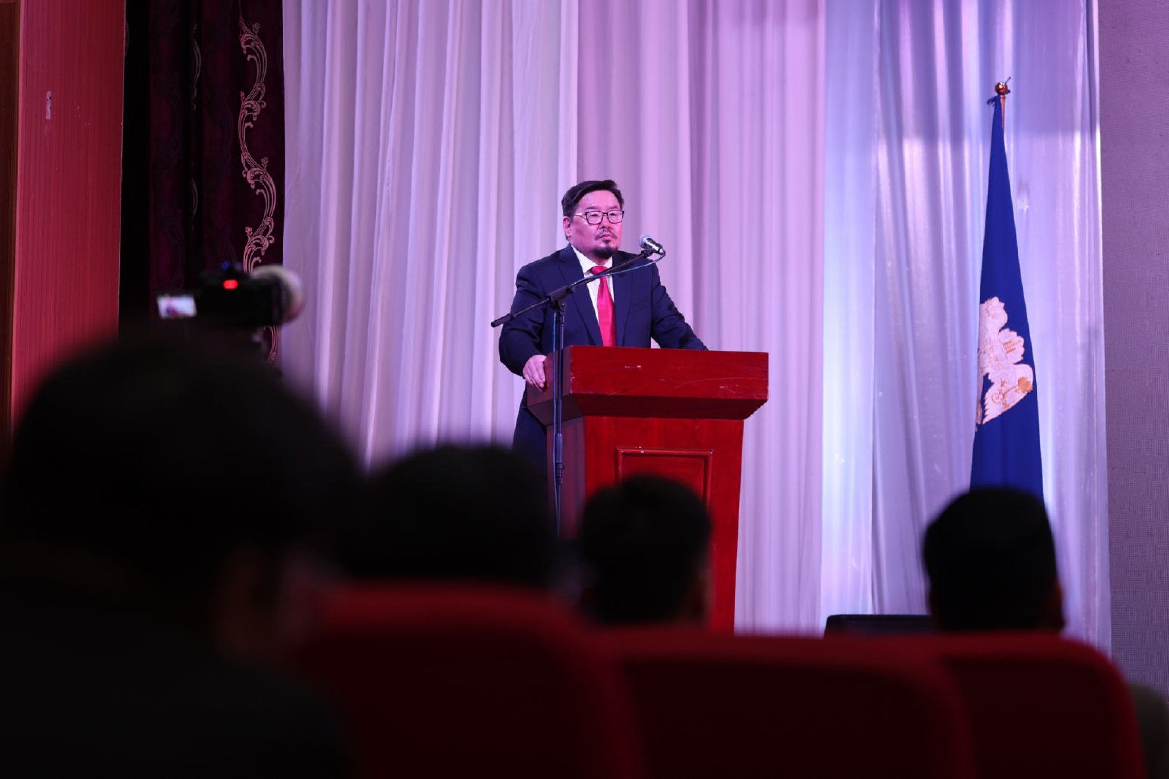 Ерөнхий сайд Г.Занданшатар нийслэлийн дүүрэг, хороодын Засаг дарга нартай уулзжээ