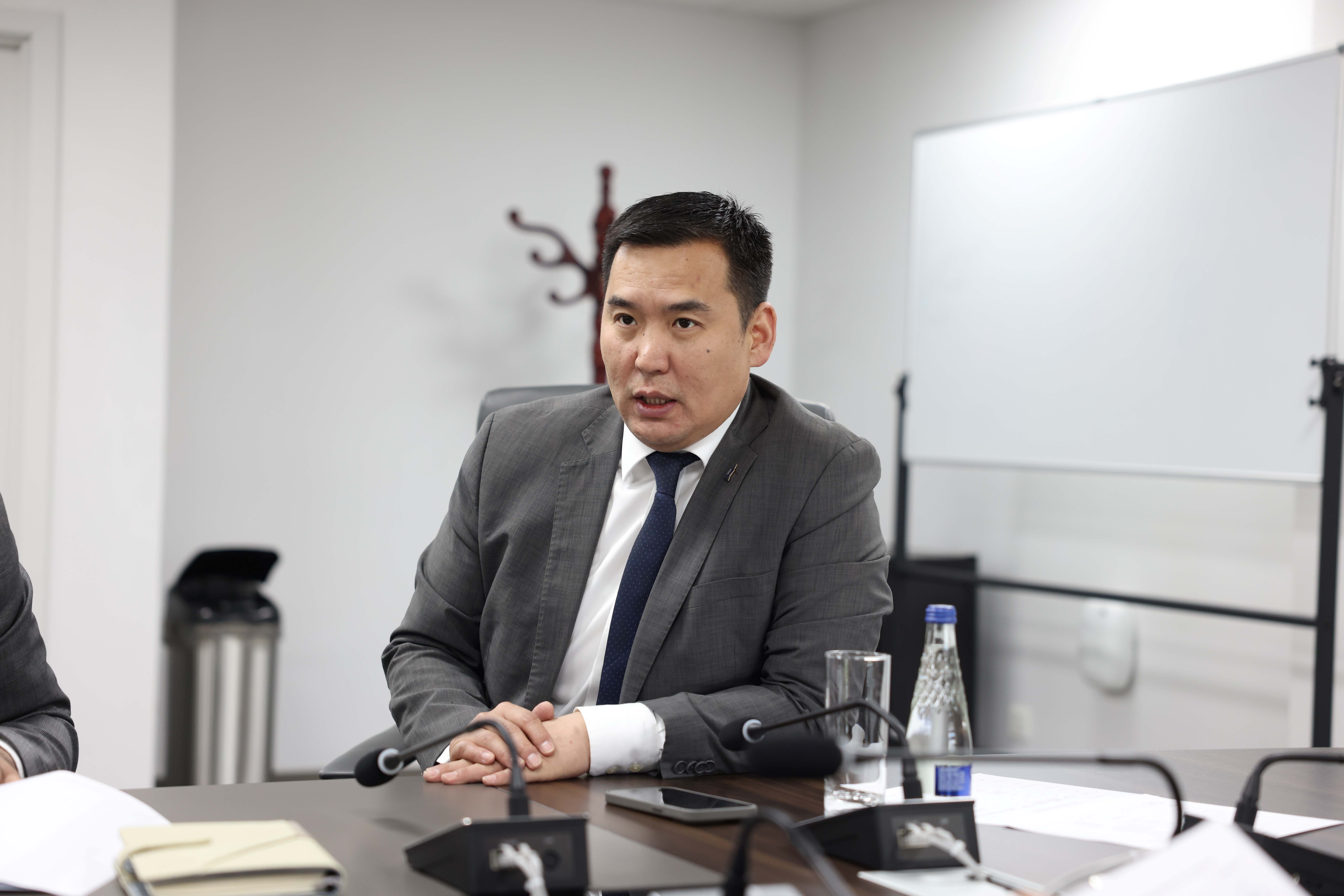 Д.Амгалан: Дуудлага худалдааны орлогыг 17 сургууль, 20 цэцэрлэгийн сандал, ширээ, зөөлөн эдлэл, тоног төхөөрөмжид зарцуулна