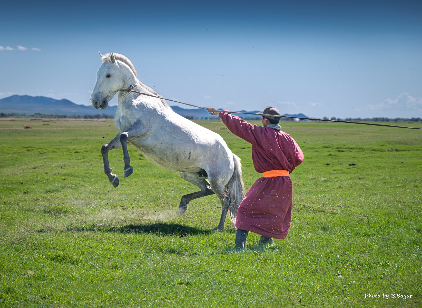 Дуу цахилгаантай бага зэргийн бороо орно