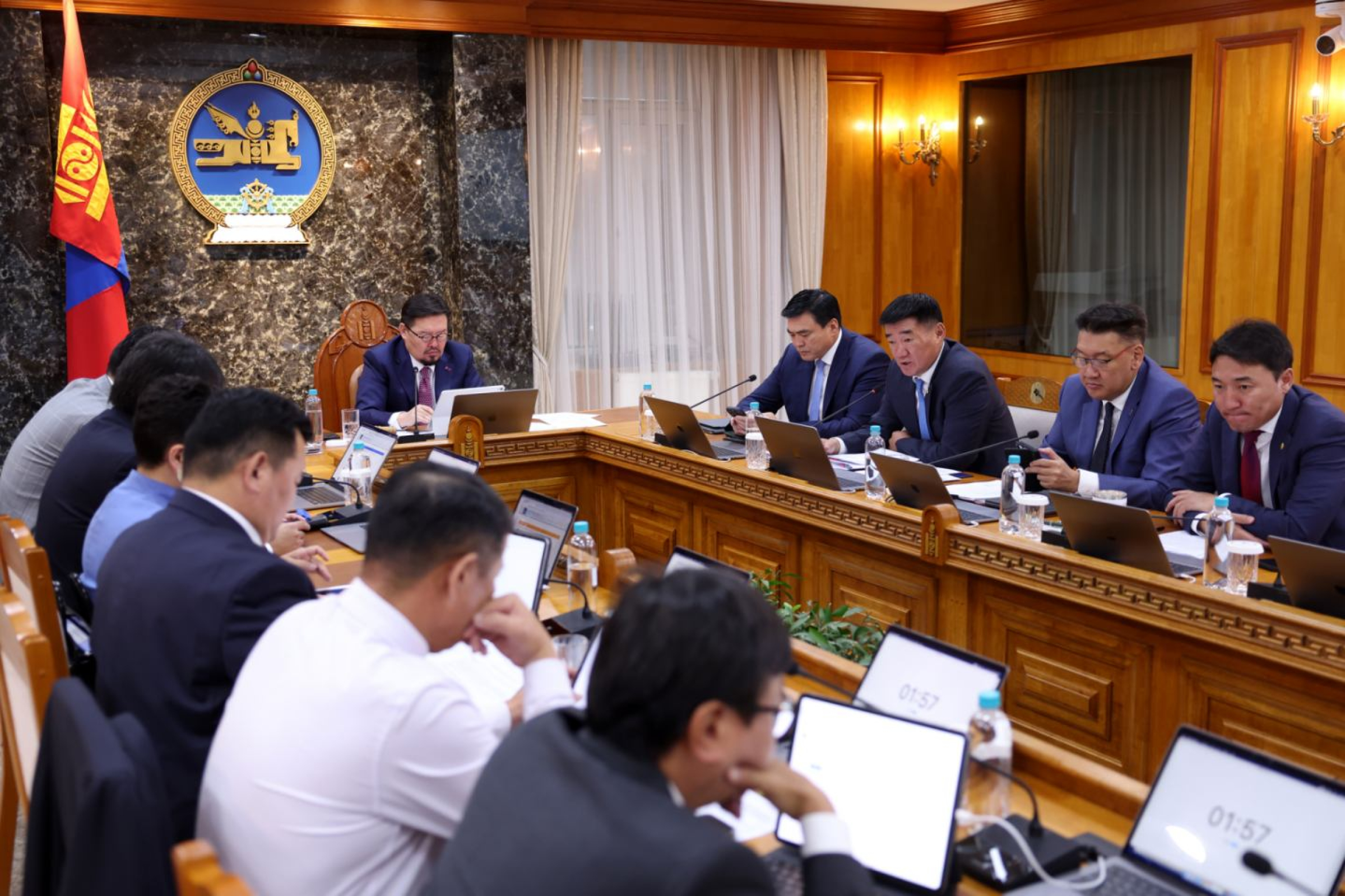 Засгийн газар хуралдаж байна