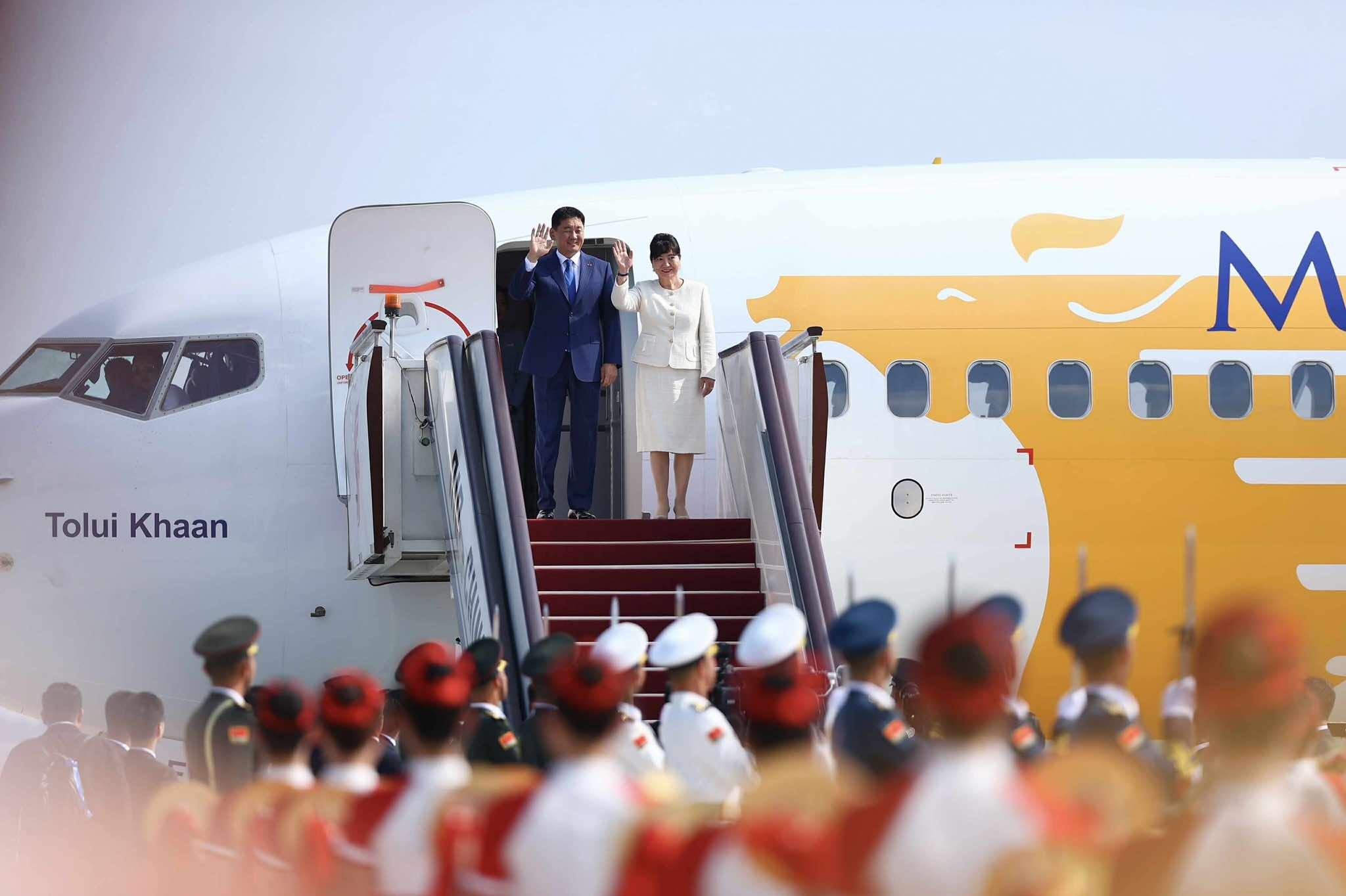 Монгол Улсын Ерөнхийлөгч У.Хүрэлсүх БНХАУ-ын Тяньжин хотноо хүрэлцэн ирлээ