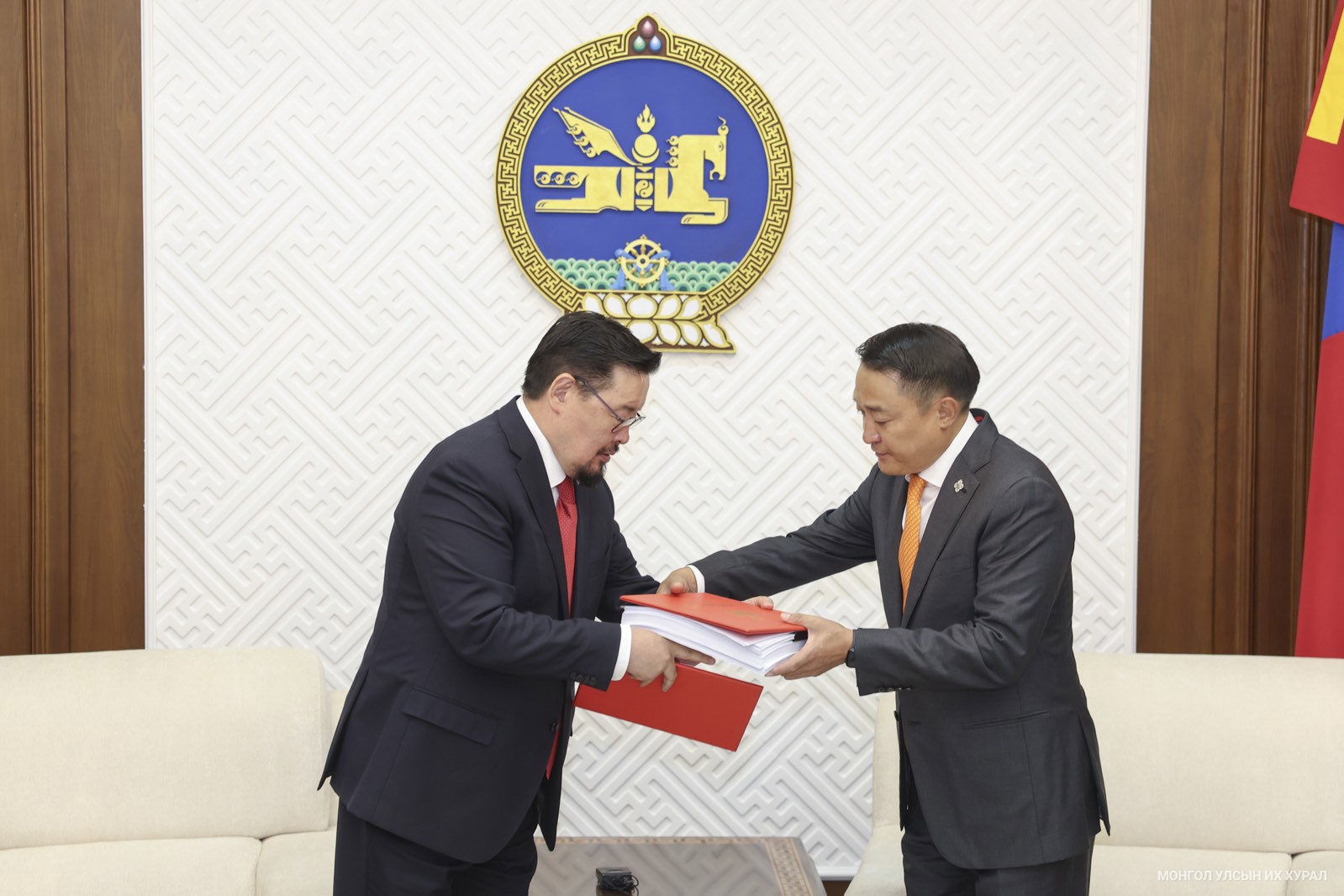 Монгол Улсын 2026 оны төсвийн тухай хуулийн төслийг өргөн барив