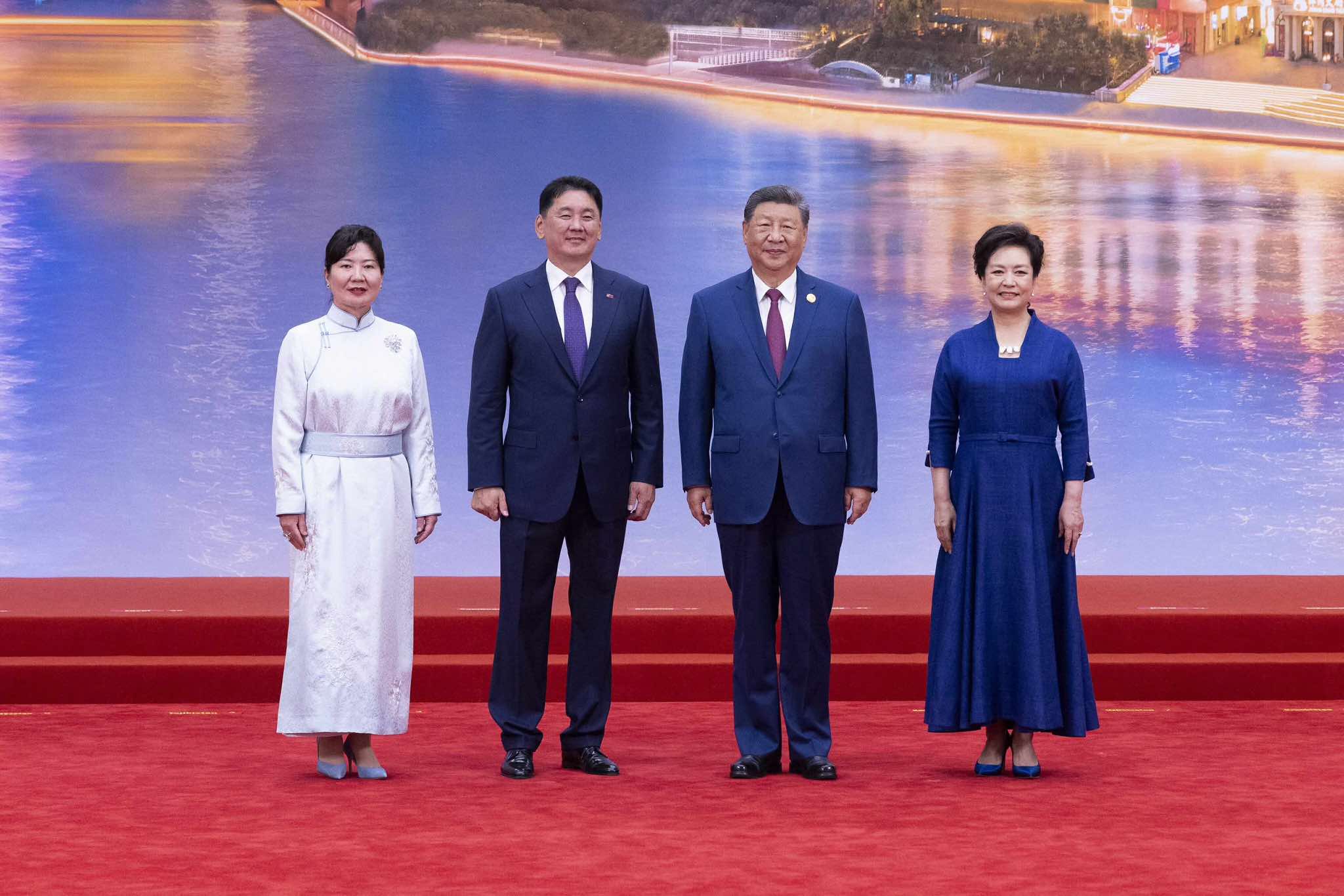 Монгол Улсын Ерөнхийлөгч У.Хүрэлсүхийг БНХАУ-ын дарга Ши Жиньпин угтан авчээ