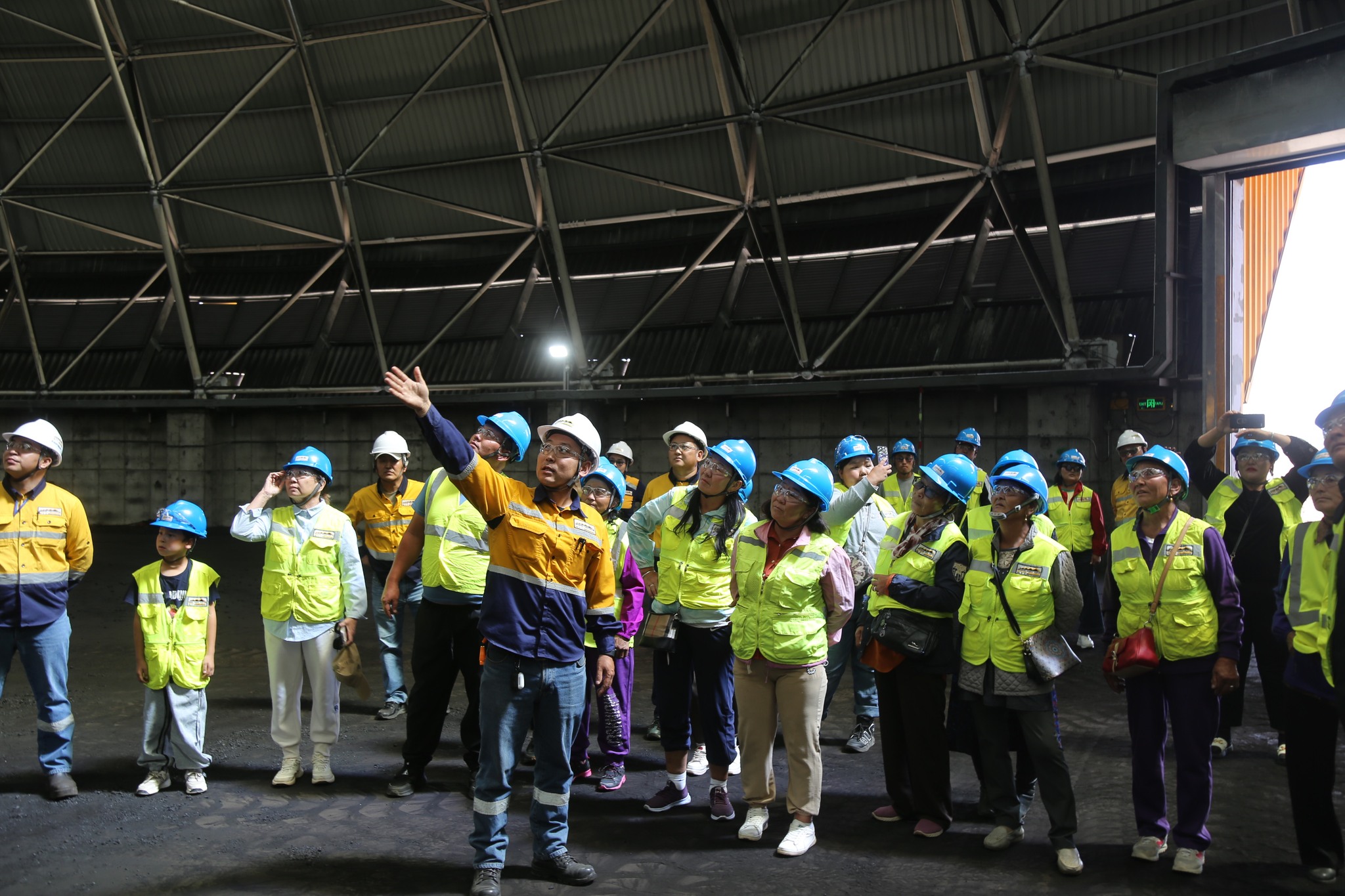 Цогтцэций сумын Цагаан-Овоо, Сийрст багийн иргэдийн төлөөлөл Эрдэнэс тавантолгой ХК-ийн нүүрс баяжуулах үйлдвэртэй танилцжээ