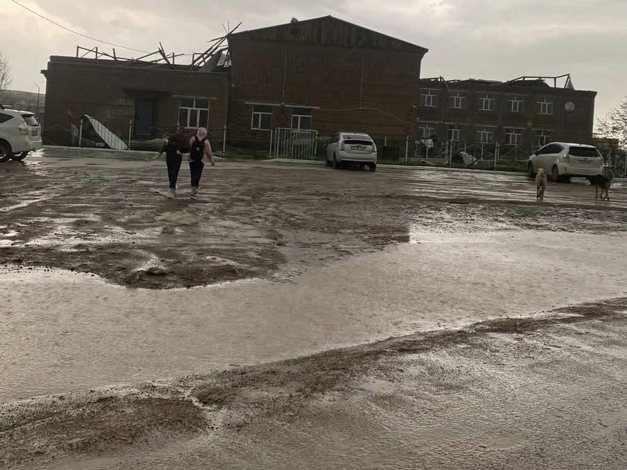 СЭРЭМЖЛҮҮЛЭГ: Түр зуурын хүчтэй салхины улмаас барилгуудын дээвэр, айлуудын гэр нуржээ