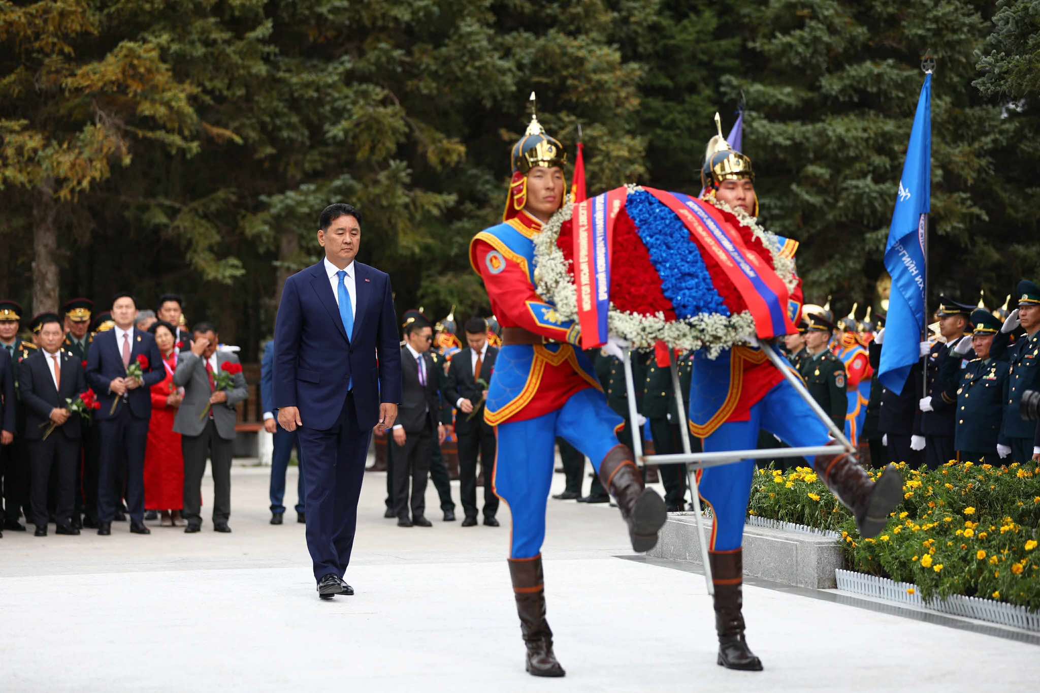 Монгол, Зөвлөлтийн амь үрэгдсэн дайчдад зориулсан дурсгалын хөшөөнд хүндэтгэл үзүүлж, цэцэг өргөв
