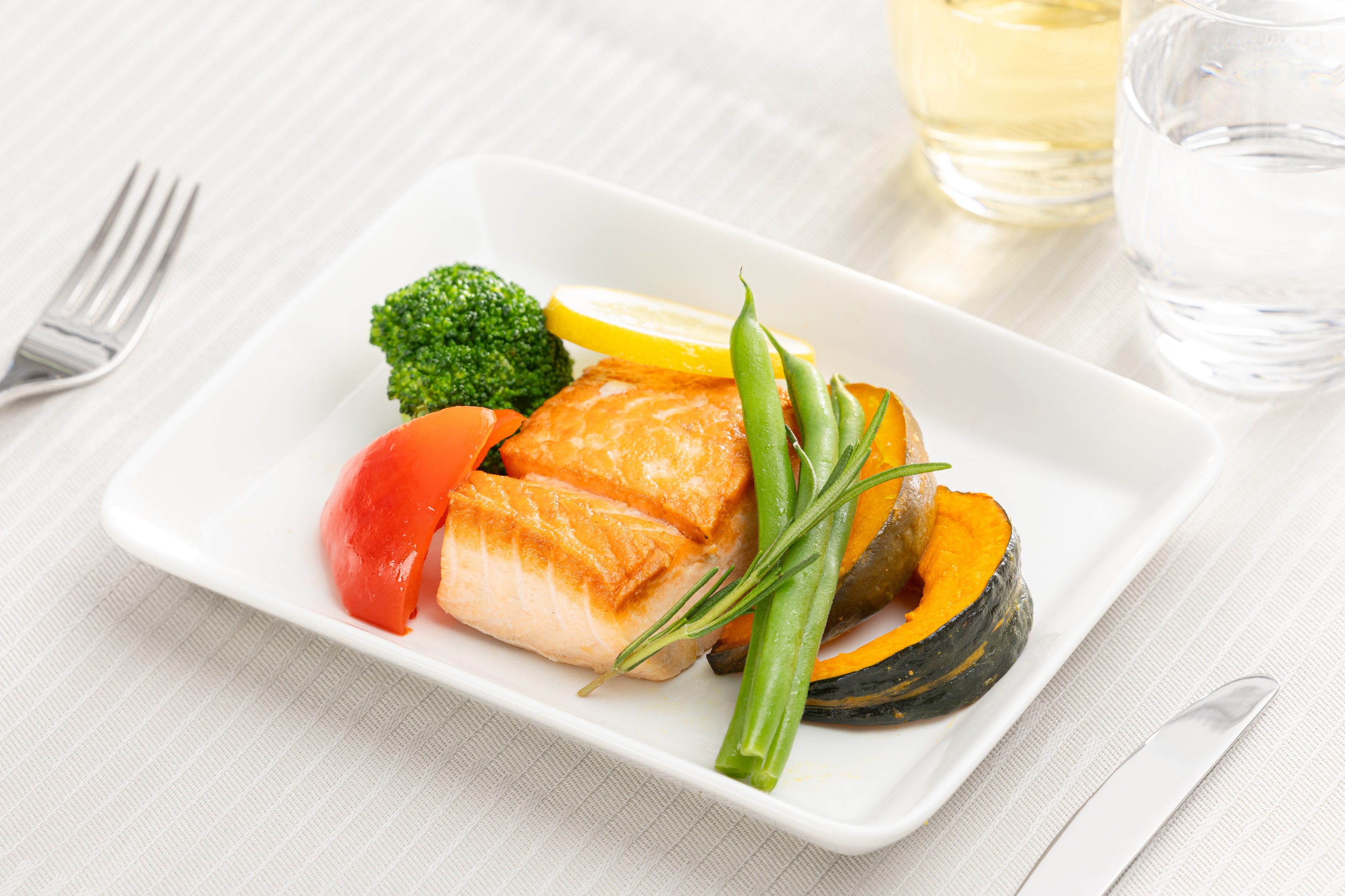 Korean Air компани нислэгийн үеийн долоон төрлийн тусгай хоолоо шинэчилжээ