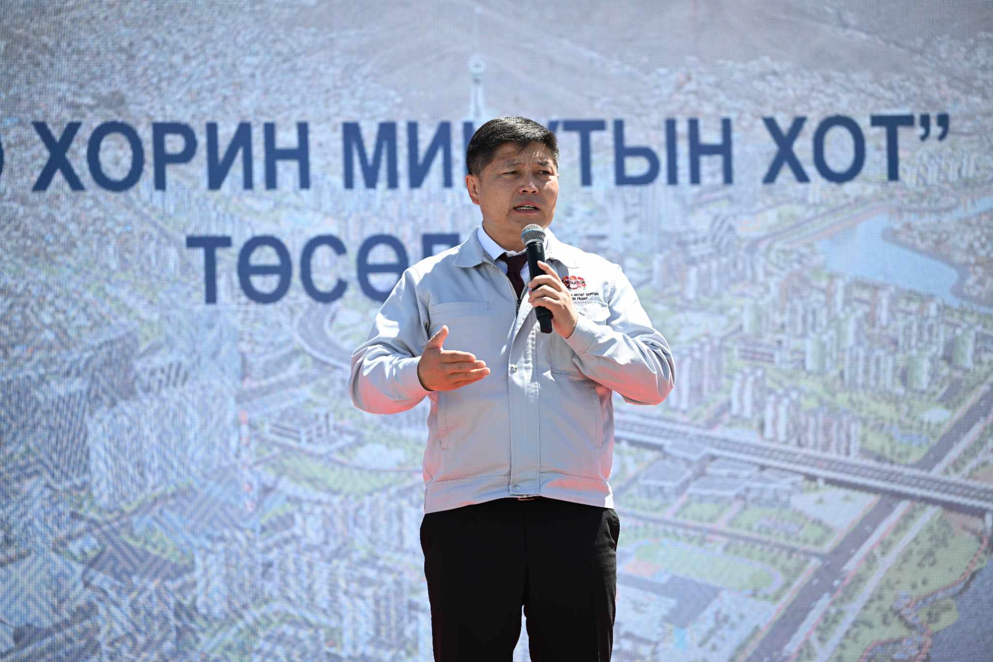 Х.Нямбаатар: Барилгачдын талбайг нийслэлийн эзэмшилд буцаан авч, доороо зогсоолтой цэцэрлэгт хүрээлэн барина