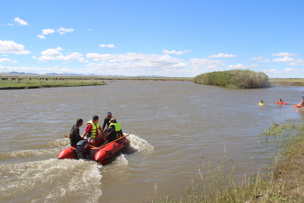 Нуурын гүн рүү хийлдэг гудастай хөвж явсан иргэнийг 12 цагийн дараа эсэн мэнд олжээ