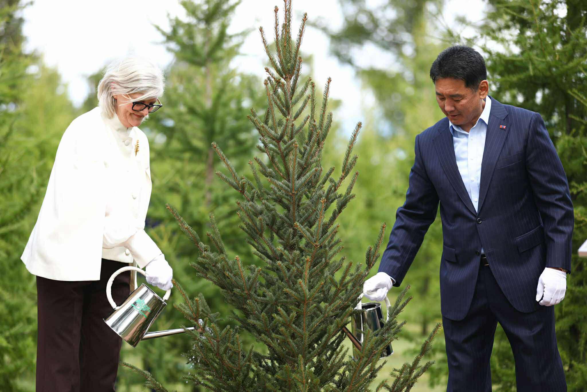 Ерөнхийлөгч У.Хүрэлсүх, Австралийн Холбооны Улсын Амбан захирагч /төрийн тэргүүн/ Саманта Мостин нар дурсгалын мод тарилаа