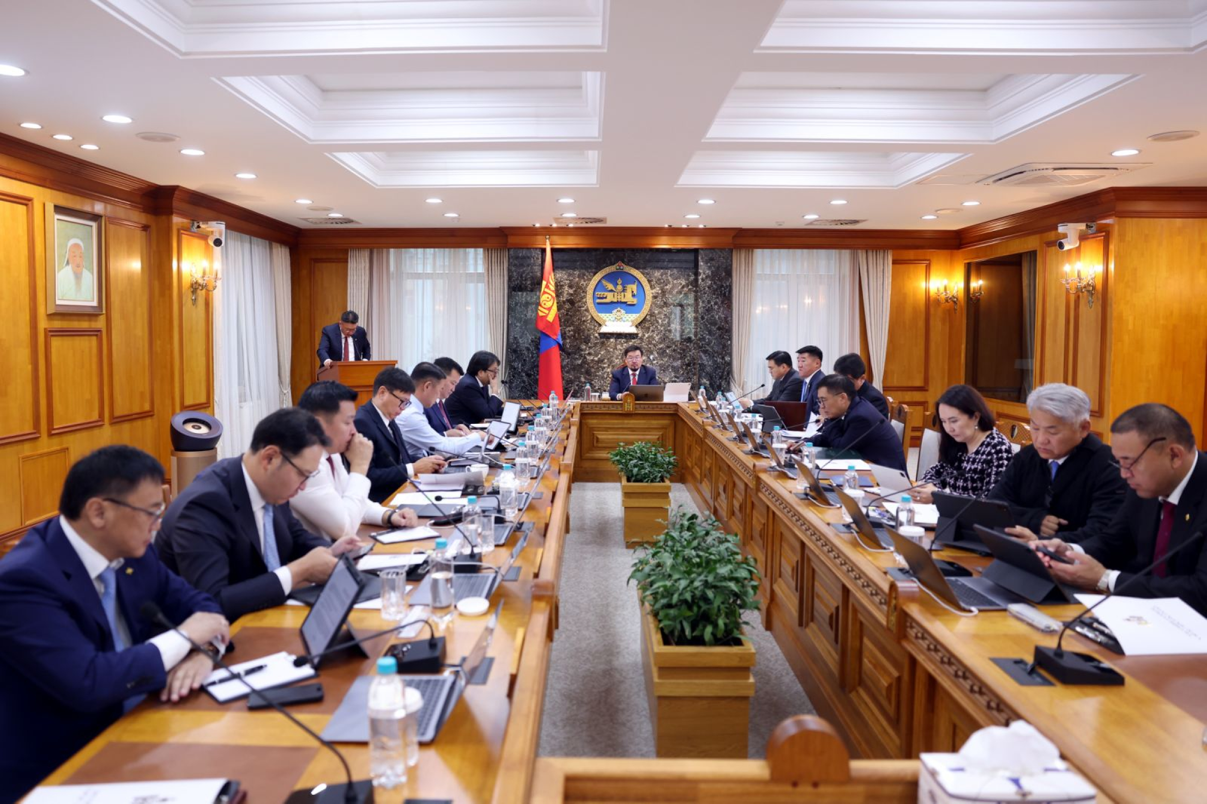 Засгийн газар нууц асуудал хэлэлцэж байна