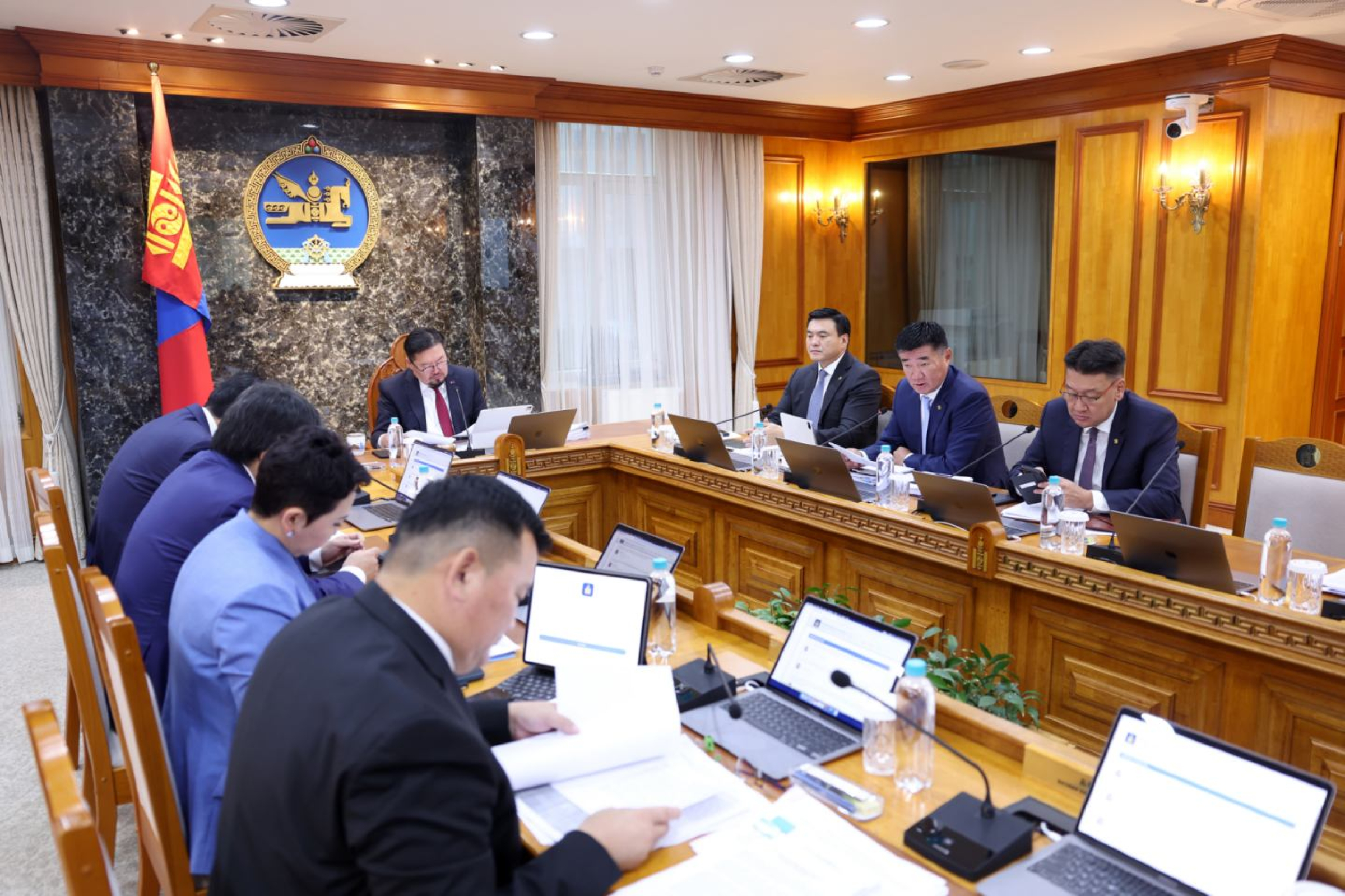 Засгийн газар хуралдаж байна