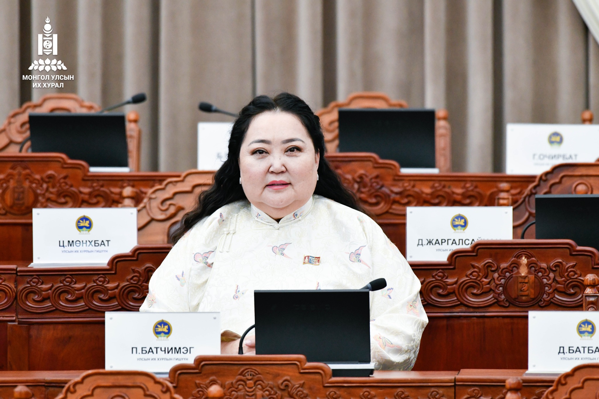 УИХ-ын гишүүн П.Батчимэг: Та нарын мөрөөдлийн үлгэрийг Монголын ард түмэн дийлэхгүй байна