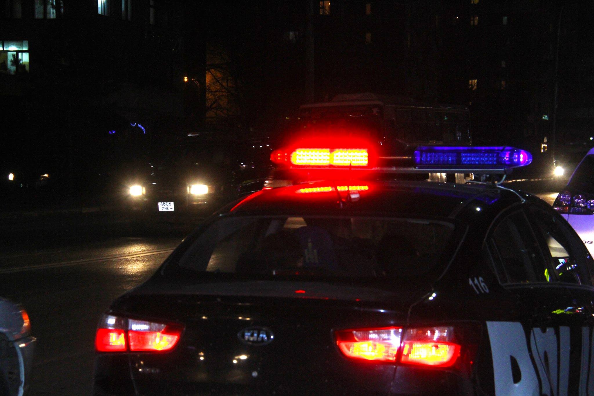 Шөнийн цагаар ганцаараа явж байсан эмэгтэйн толгойд уут углаж, дээрэмджээ