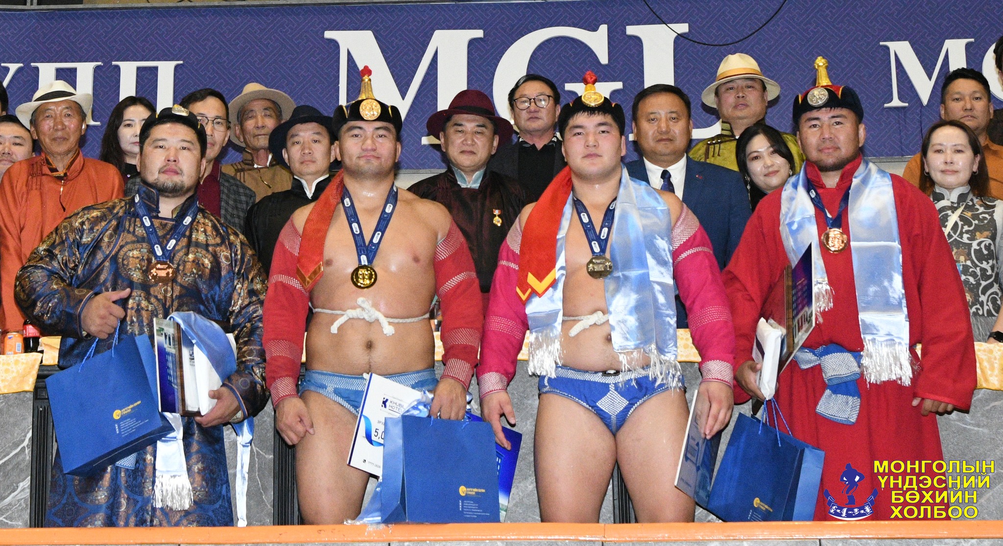 Намрын нээлтийн барилдаанд Улсын арслан Ц.Бямба-Отгон түрүүлэв