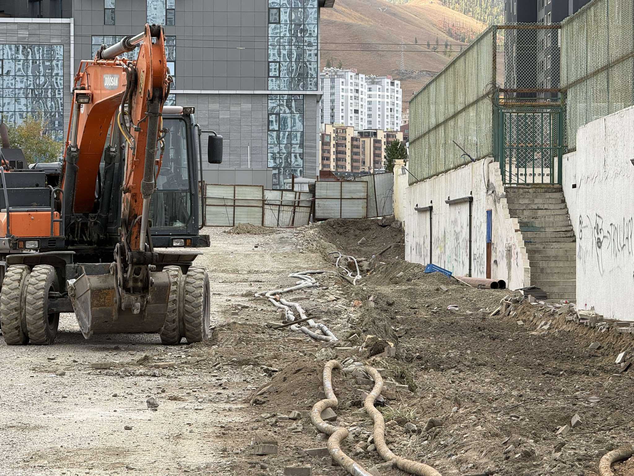 “Хүннү 2222”, “Хан хиллс” хотхоныг холбох явган хүний зам болон автозамыг энэ сард багтаан ашиглалтад оруулна