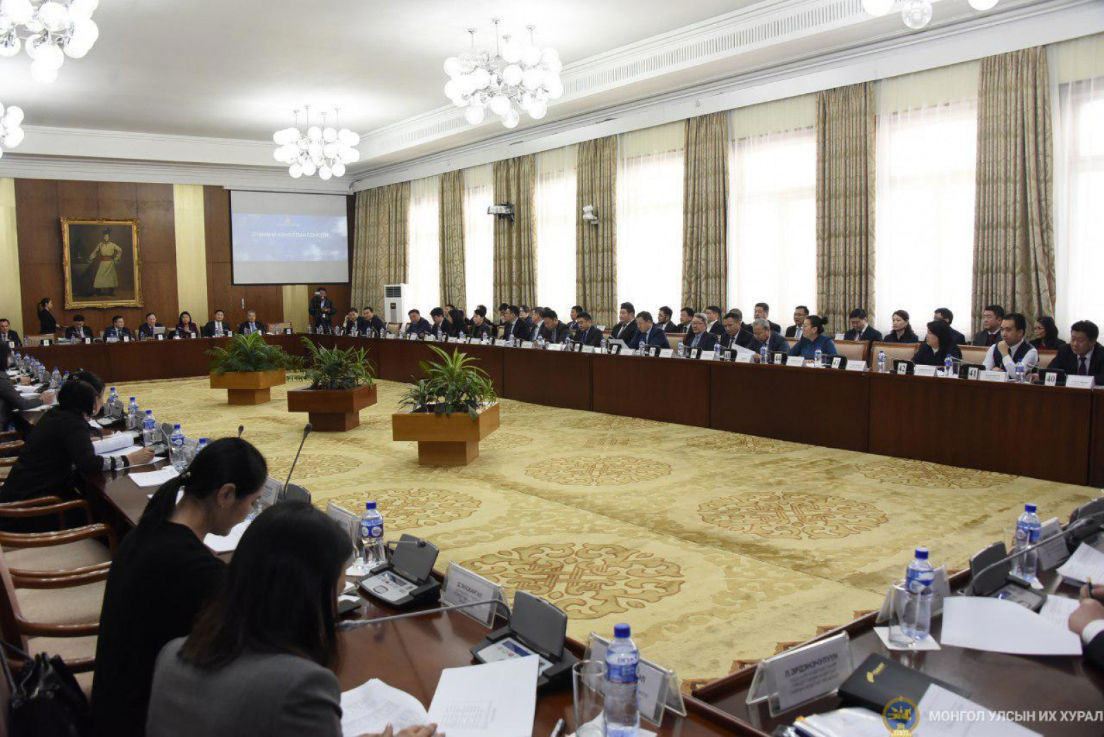 Газрын ховрыг тойрсон гадаад, дотоодын улс төрд УИХ-ын сонсгол цэг тавина