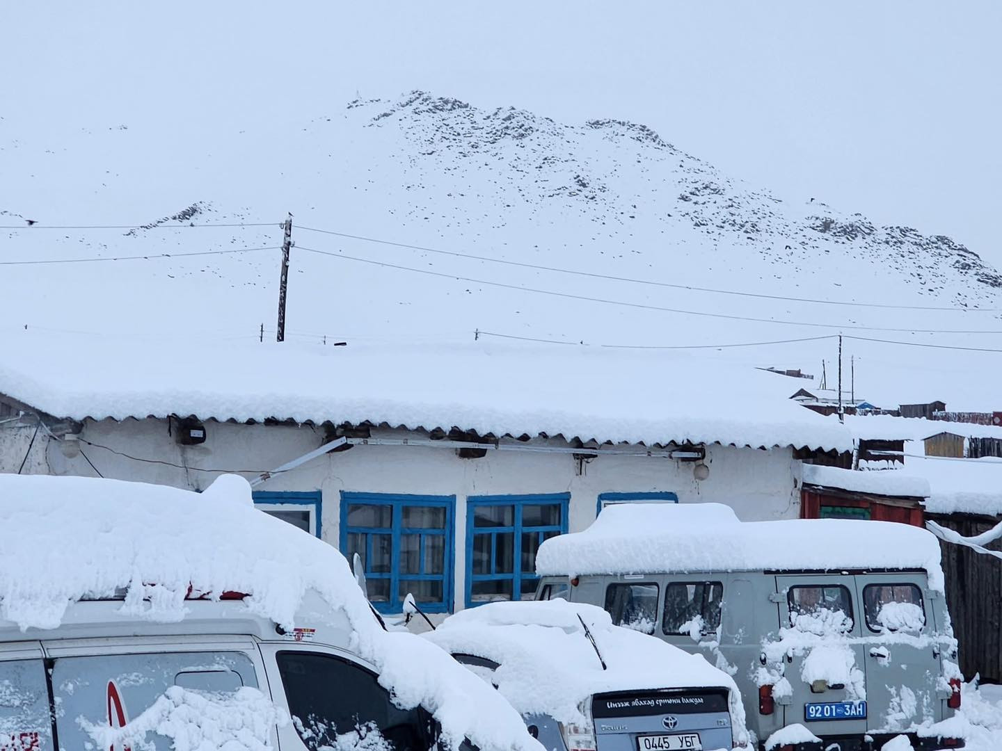 Завхан аймгийн Яруу суманд 30 см орчим зузаан цас оржээ