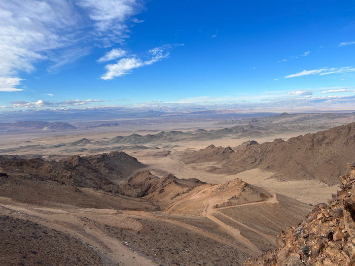 Халзанбүрэгтэй хүнд, хөнгөн элемент агуулж буйгаараа бусад ордоос онцлогтой