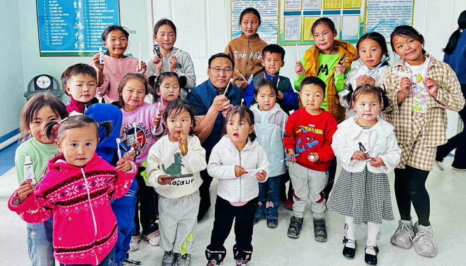 ХОВД АЙМАГ: 350 хүүхдийн шүдний цоорлыг эмчилж, фторт түрхлэг хийжээ