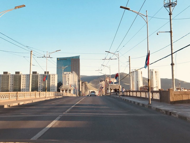 Энхтайваны гүүрнээс үсрэх гэж байсан 37 настай эмэгтэйг эсэн мэнд буулгажээ