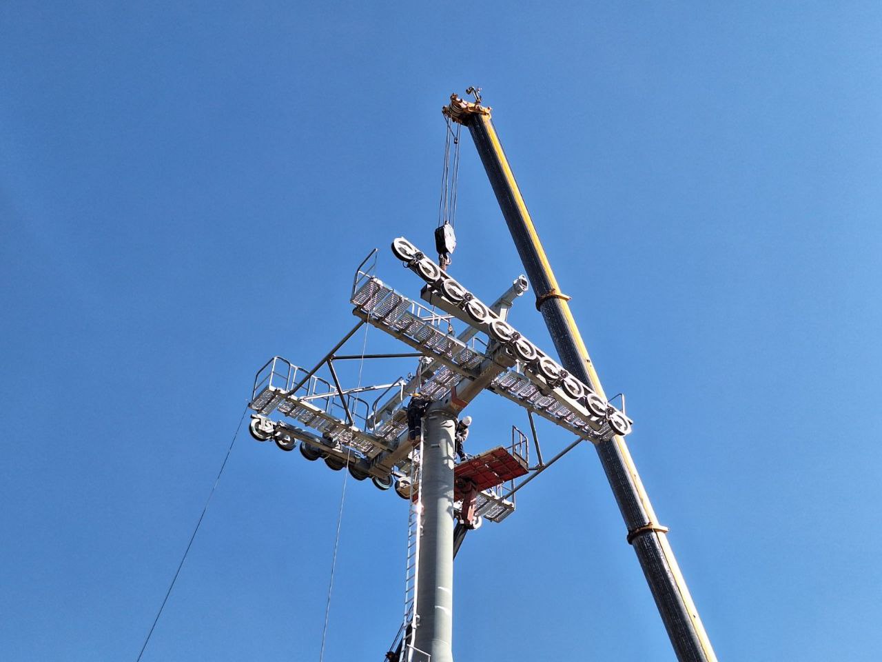 Дүүжин замын тээвэр төслийн тав дахь тулгуур баганыг суурилуулав