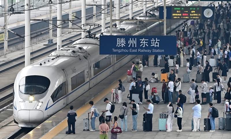 Хятад: Маргааш эхлэх намрын дунд сарын баяраар 2,3 тэрбум хүн хот хооронд зорчино