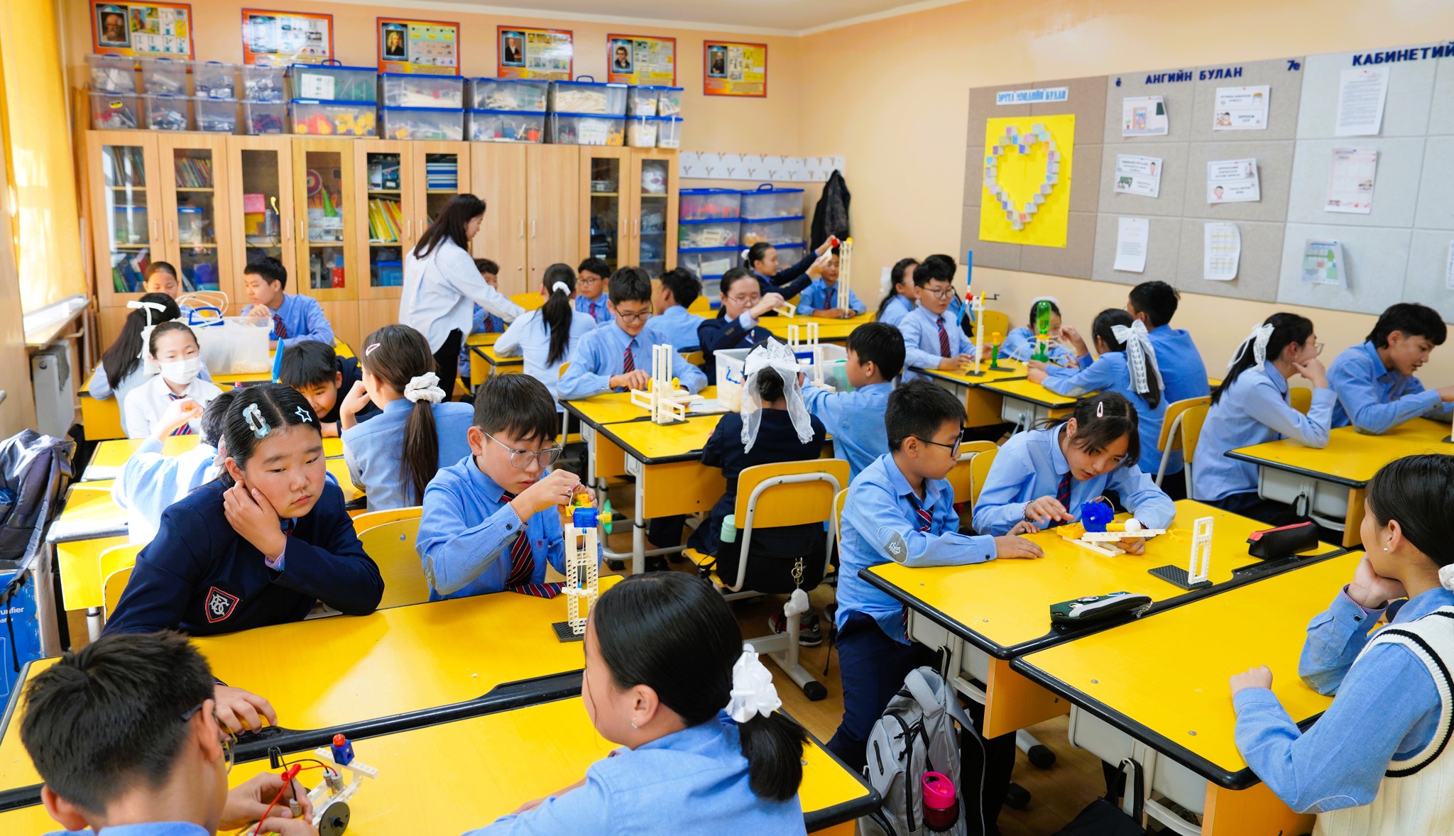 Ерөнхий боловсролын 16-р сургуульд физикийн хичээлийн сургалтын хэрэглэгдэхүүн, робот кодчлолын иж бүрэн багцыг хүлээлгэн өгөв