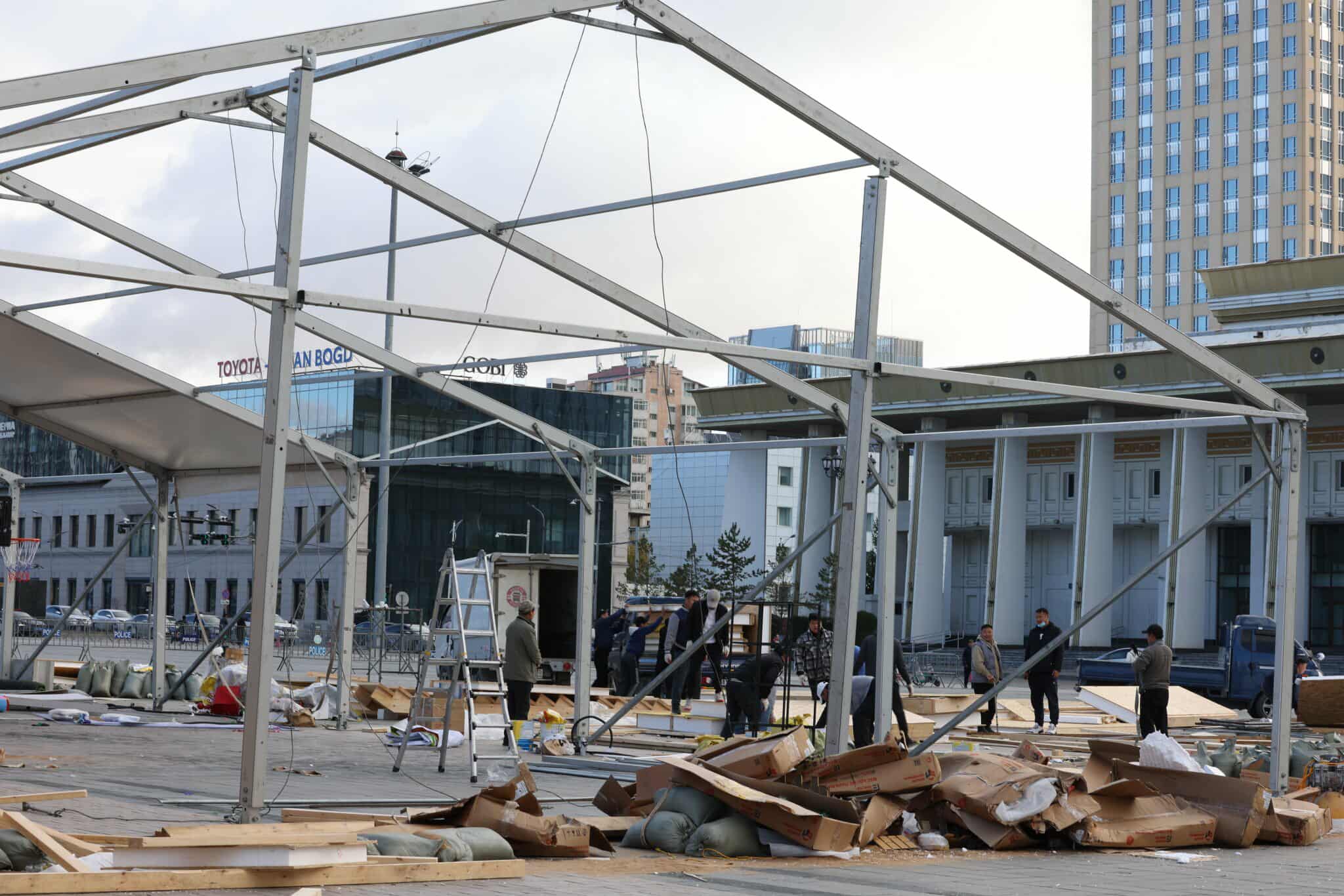 Төв талбайд барьсан "Динза Цондоолойгийн анд найзууд" НҮТББ-ын байгууламжийг буулгаж байна