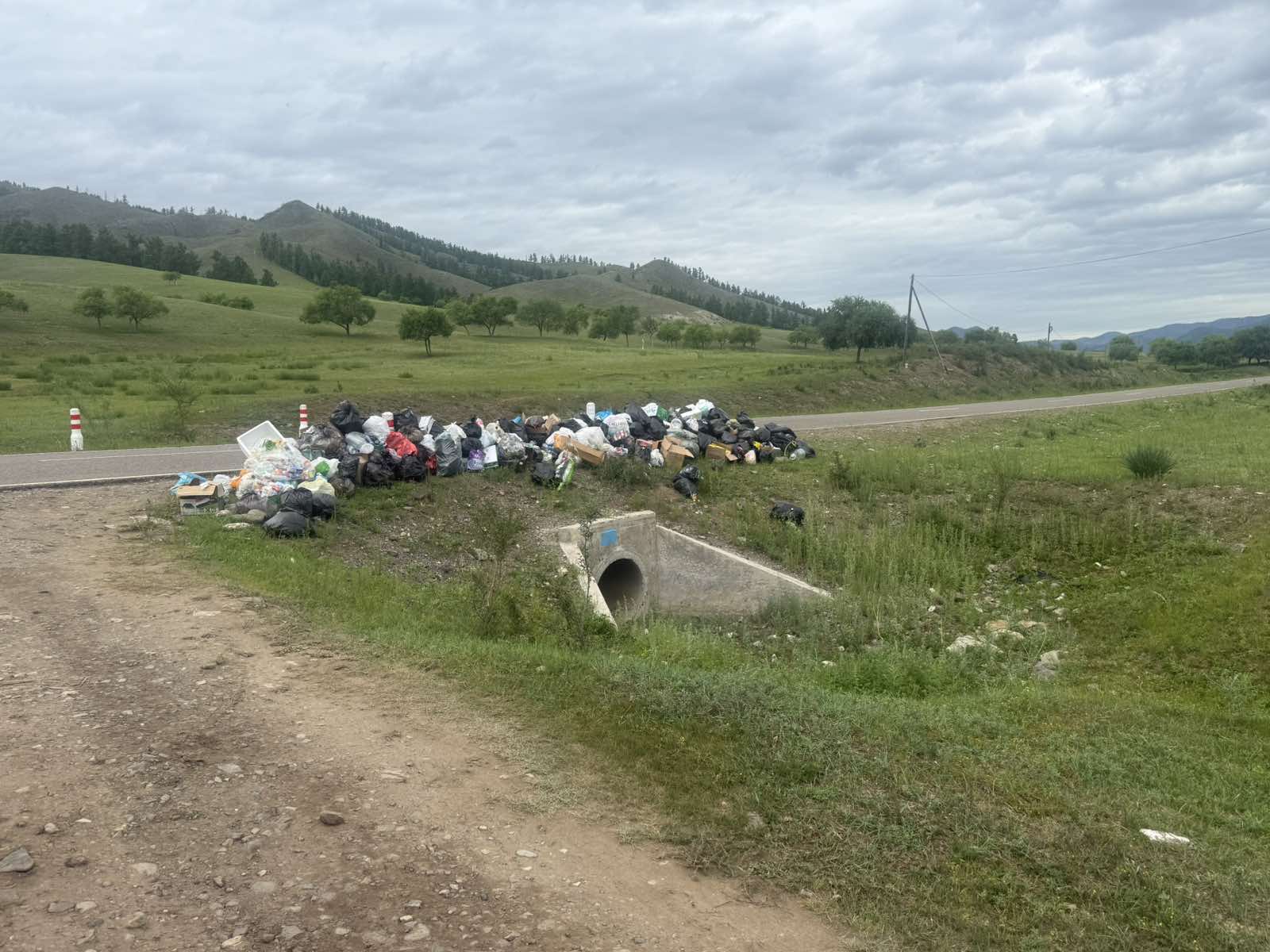 Аялагчдын үлдээсэн хогийг цэвэрлэж, анхааруулах самбар байршууллаа