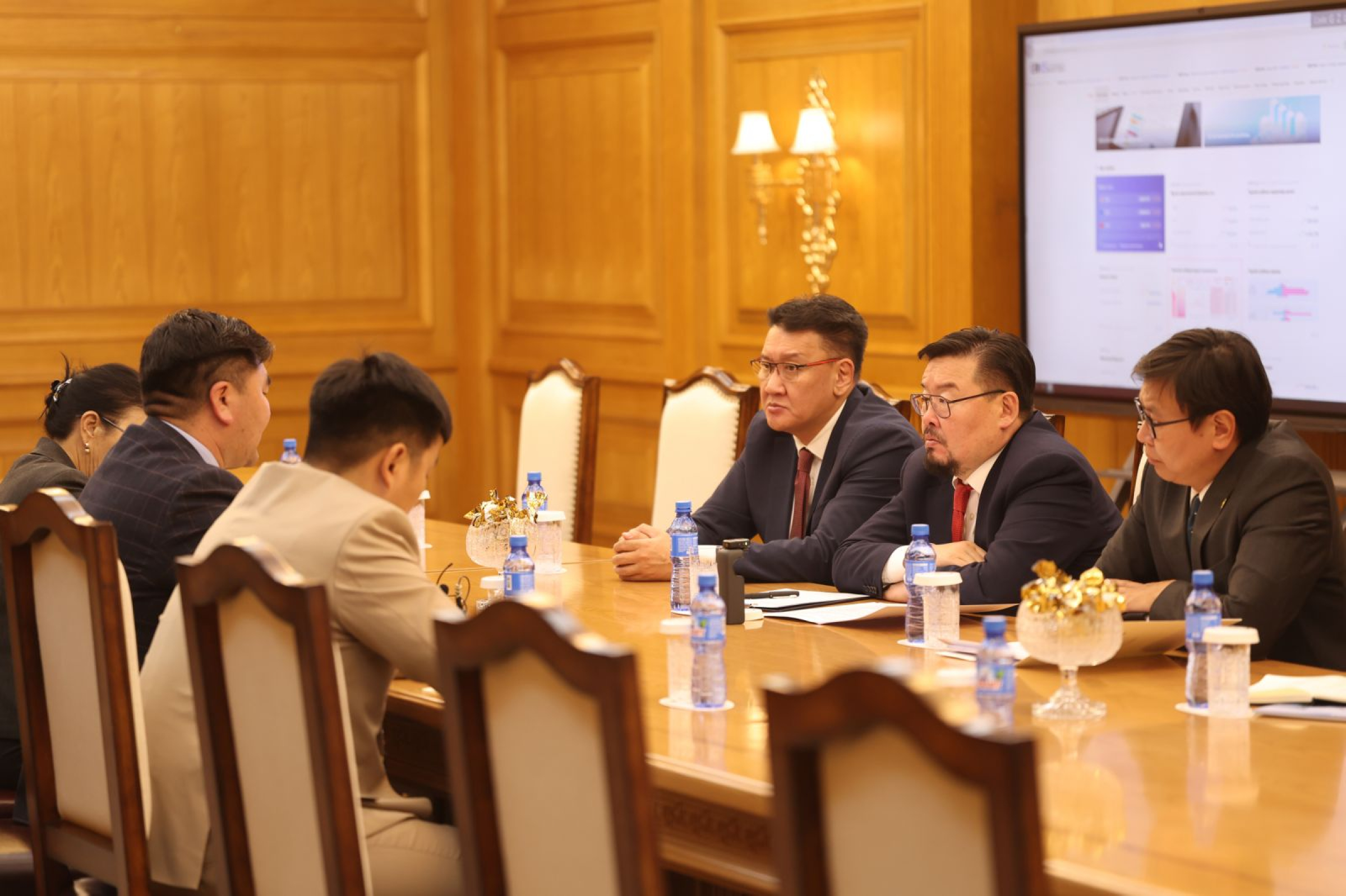 2028 онд багш нарын үндсэн цалинг 3.5 сая төгрөгт хүргэх боломжтойг салбарын сайд хэллээ