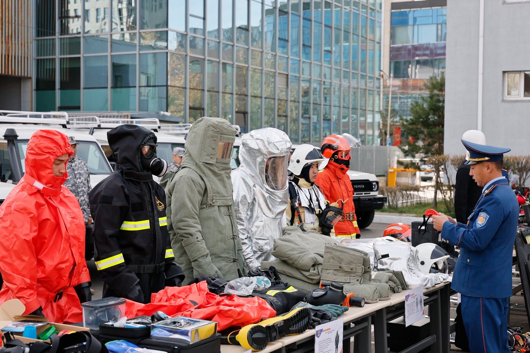 Онцгой байдлынхан техник, тоног төхөөрөмжөөр хүч сэлбэв