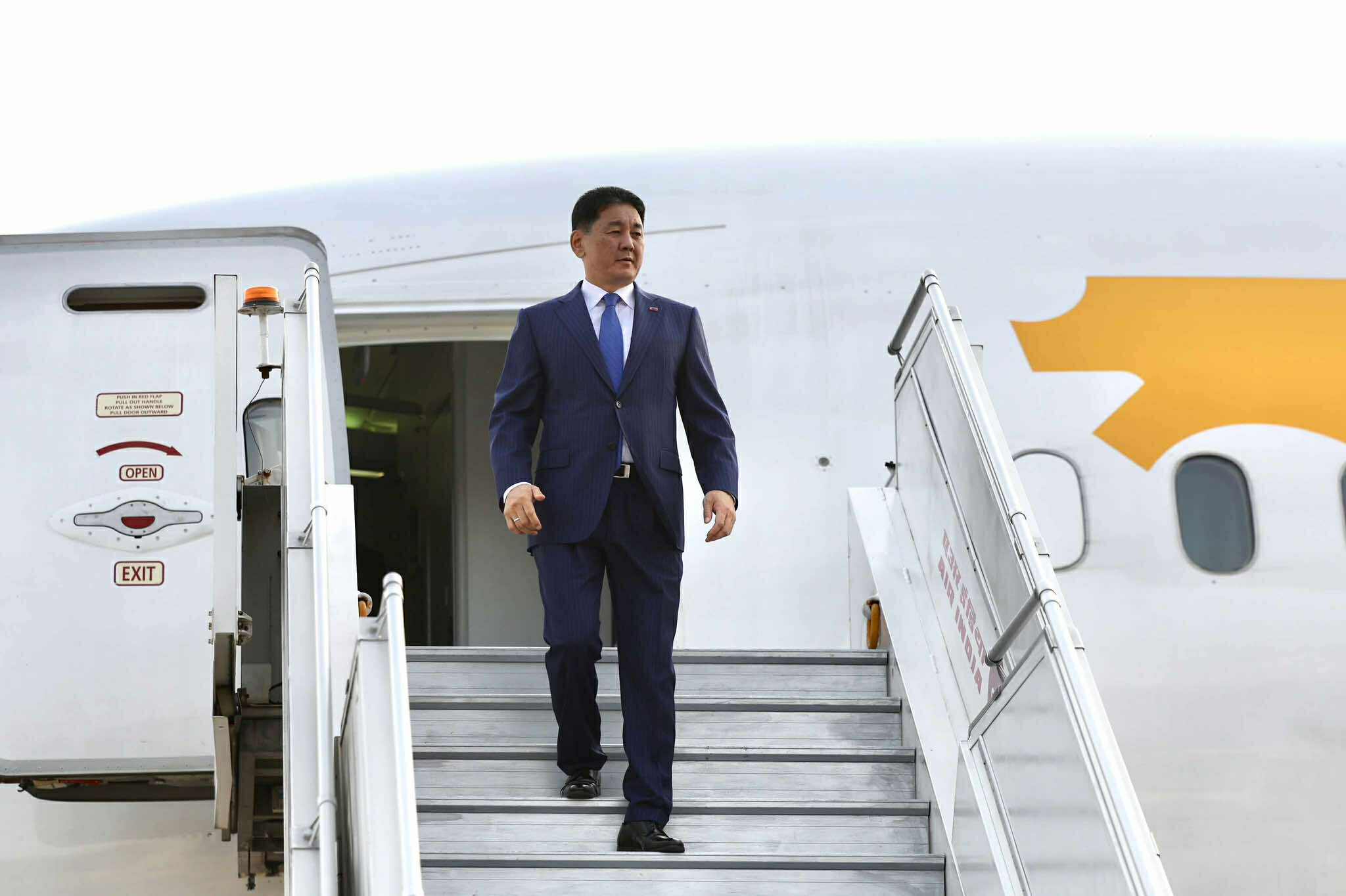 Монгол Улсын Ерөнхийлөгч БНЭУ-д төрийн айлчлал хийхээр хүрэлцэн ирлээ