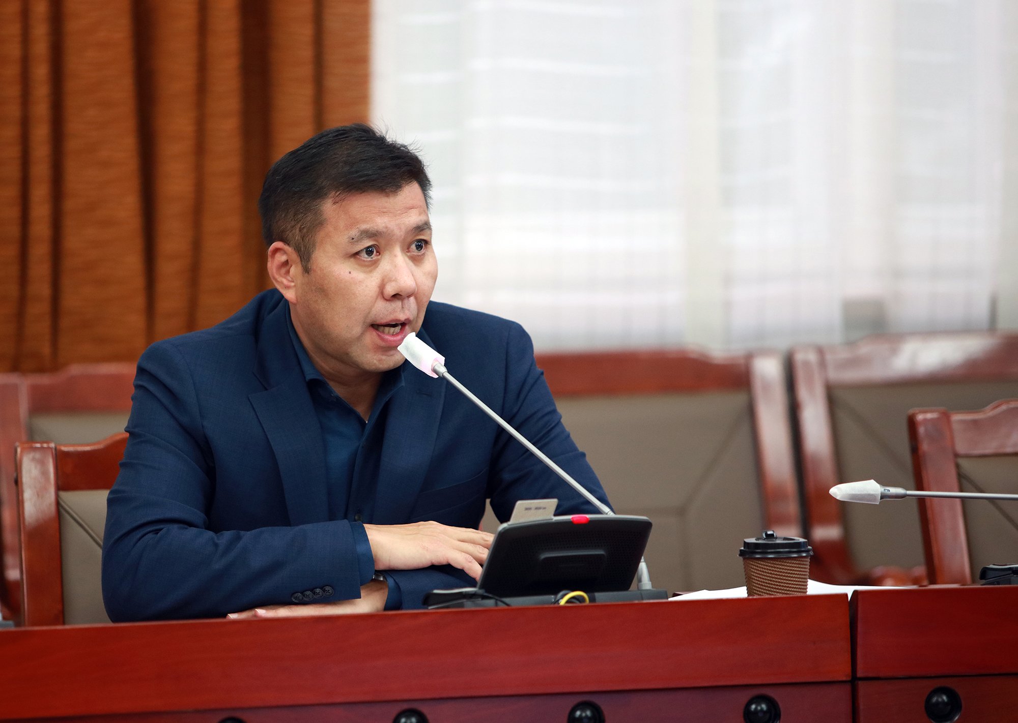 Өмгөөлөгч Ү.Амарбат УИХ-ын гишүүн Б.Энхбаярыг "Хамаарал судлаач" хэмээв