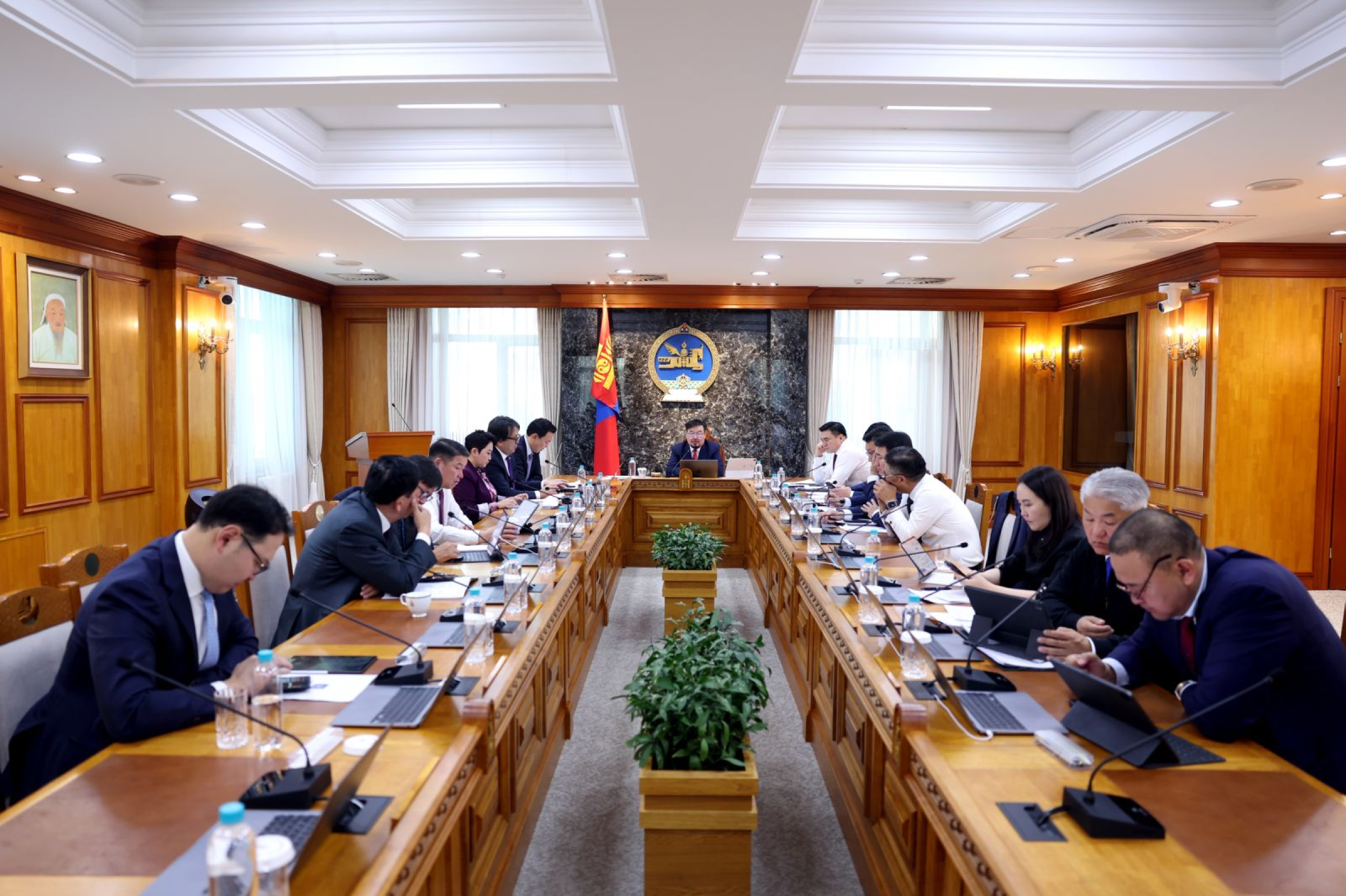 Багш, эмч нар болон ахмадын тэтгэврийг тодорхой хувиар нэмэгдүүлэх талаар хэлэлцэж байна