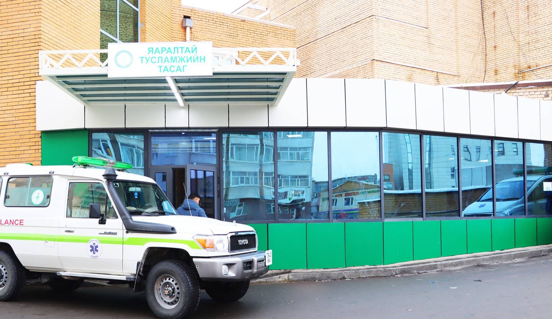 Баянхонгорт болох тэмцээнд оролцохоор явж байсан аврагчдын автобус осолджээ